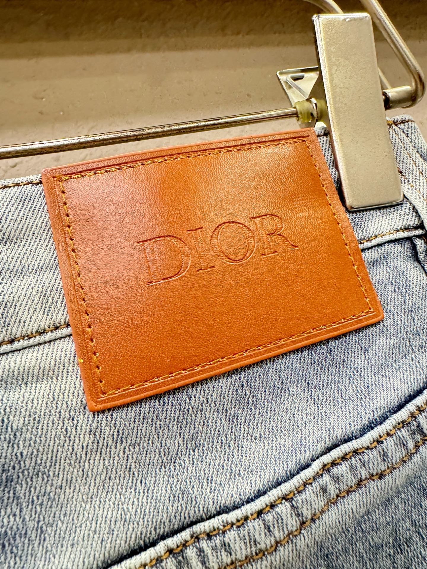 Dior迪奥 专柜新品，原版牛仔裤 原版重工打造，品牌经典LOGO设计，三标齐全！原版五金辅料。专柜定制