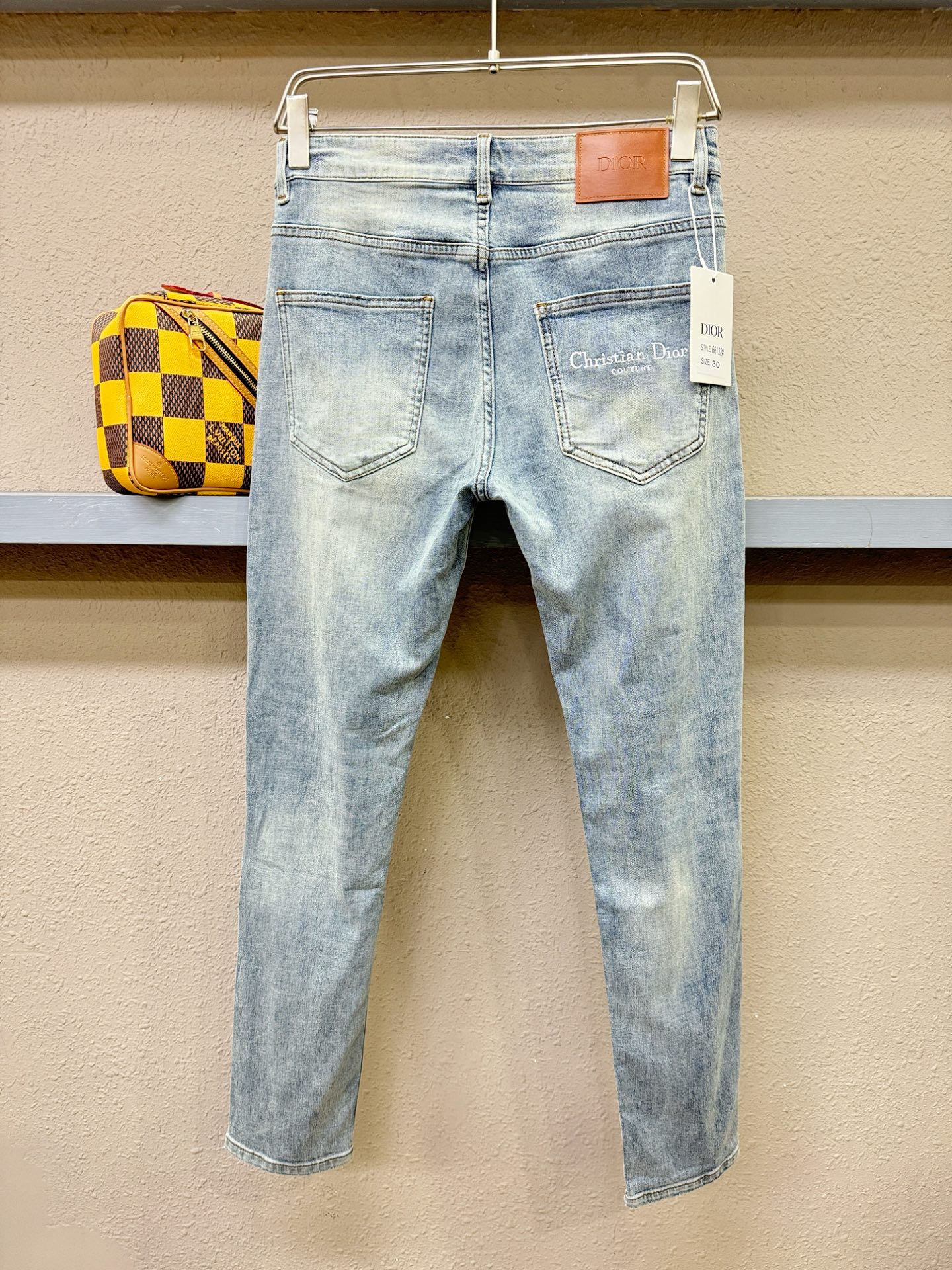 Dior迪奥 专柜新品，原版牛仔裤 原版重工打造，品牌经典LOGO设计，三标齐全！原版五金辅料。专柜定制