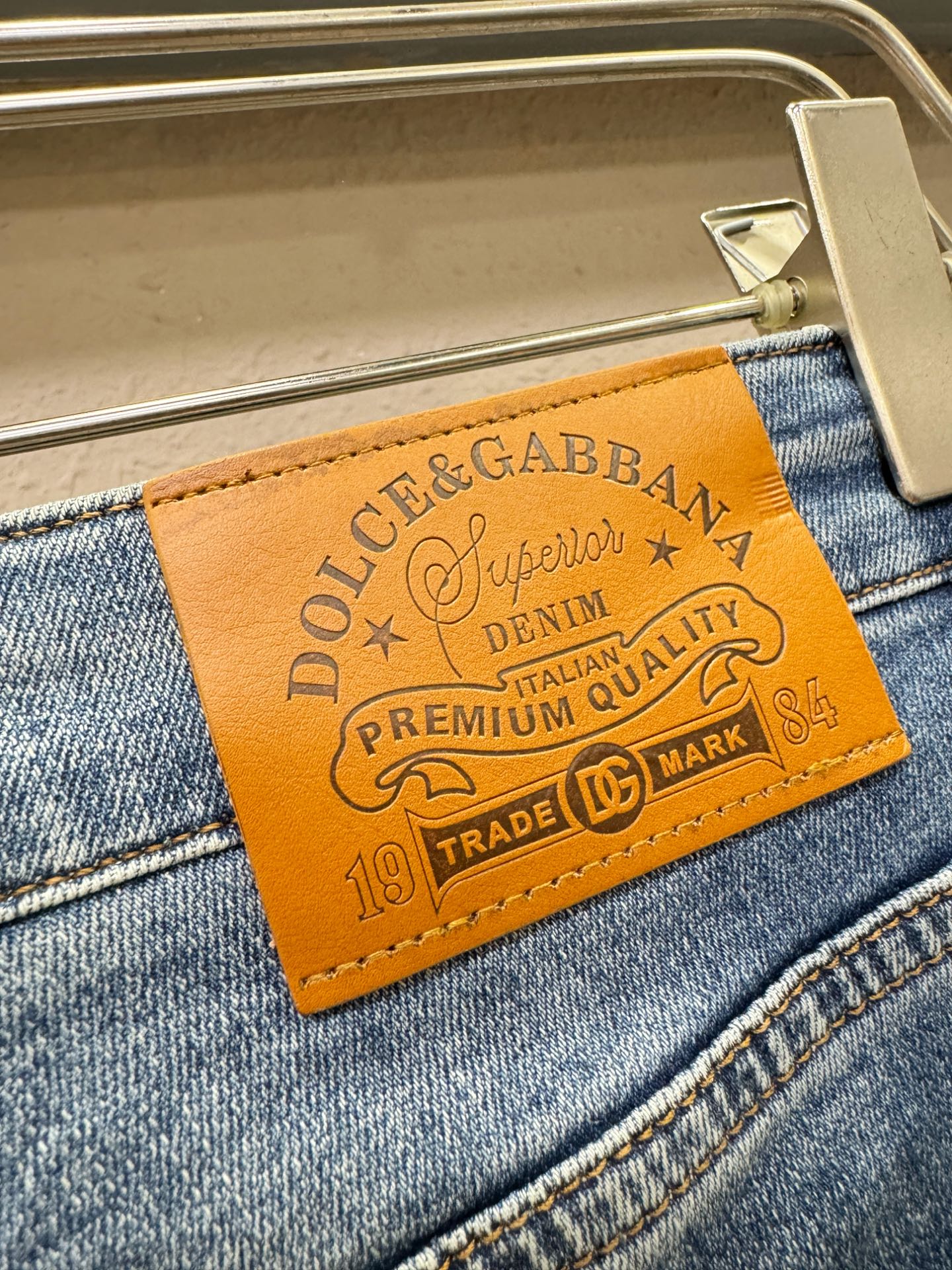DG杜嘉班纳 专柜新品，原版牛仔裤 原版重工打造，品牌经典LOGO设计，三标齐全！原版五金辅料。专柜定制