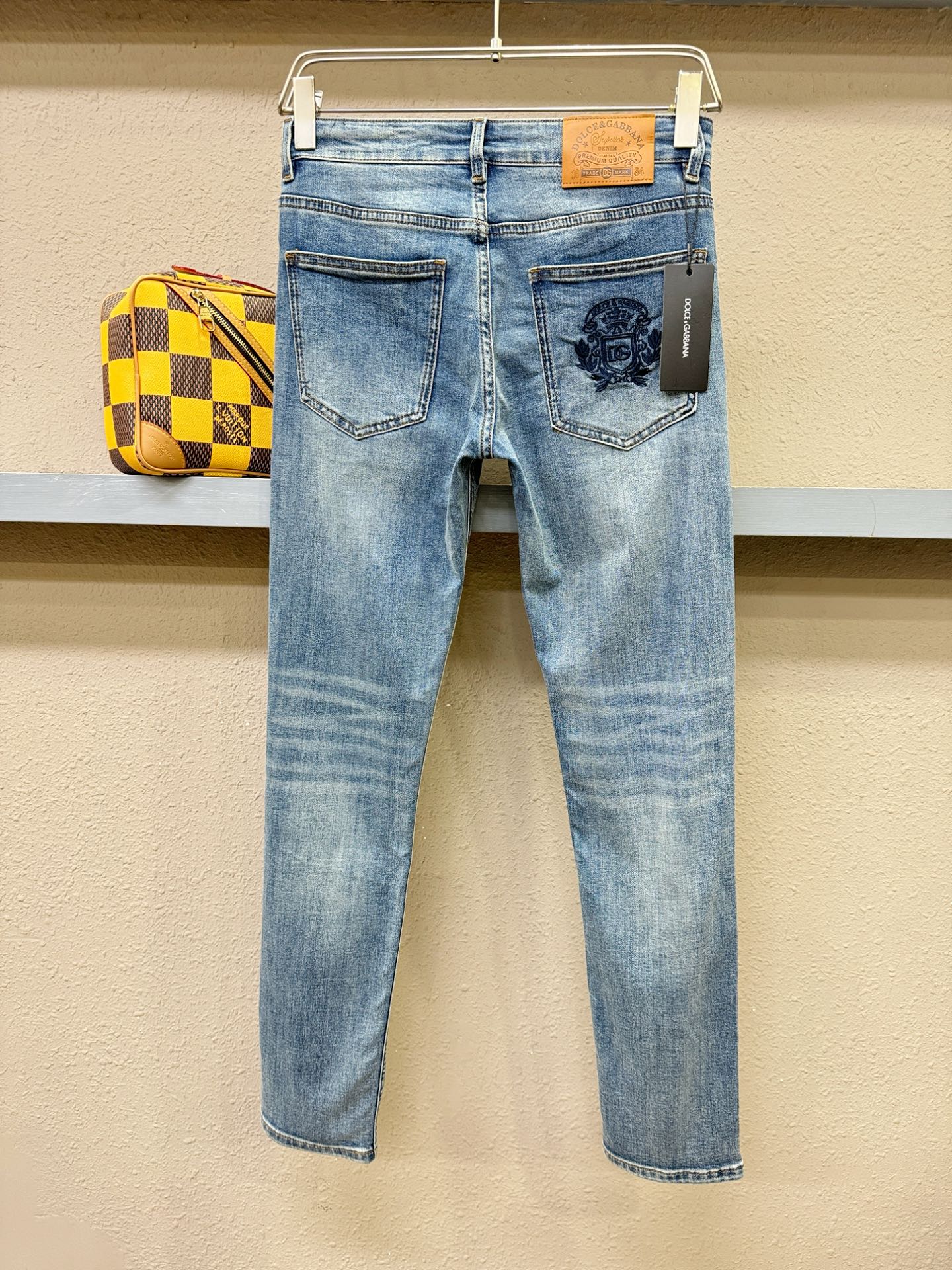 DG杜嘉班纳 专柜新品，原版牛仔裤 原版重工打造，品牌经典LOGO设计，三标齐全！原版五金辅料。专柜定制