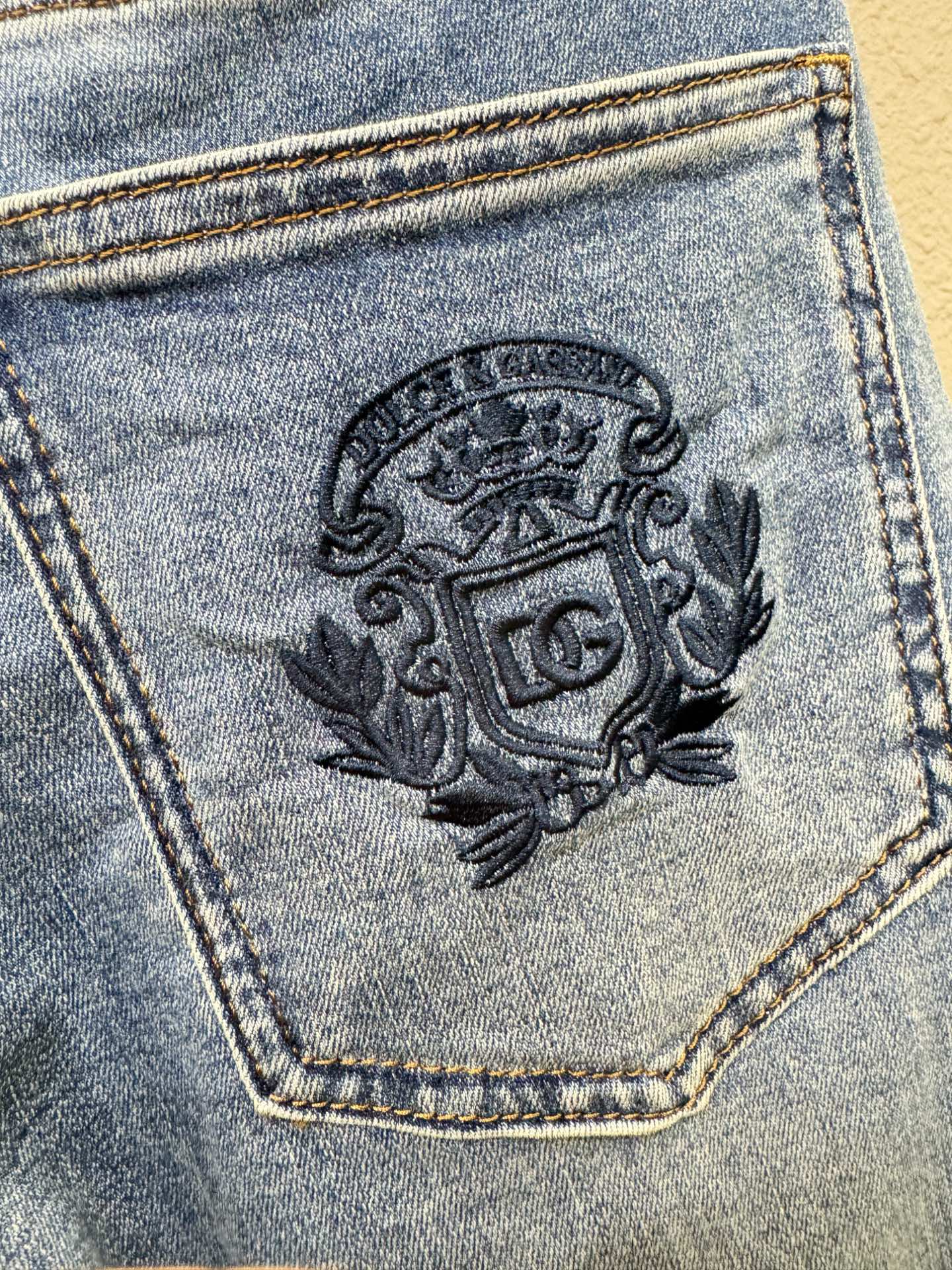 DG杜嘉班纳 专柜新品，原版牛仔裤 原版重工打造，品牌经典LOGO设计，三标齐全！原版五金辅料。专柜定制
