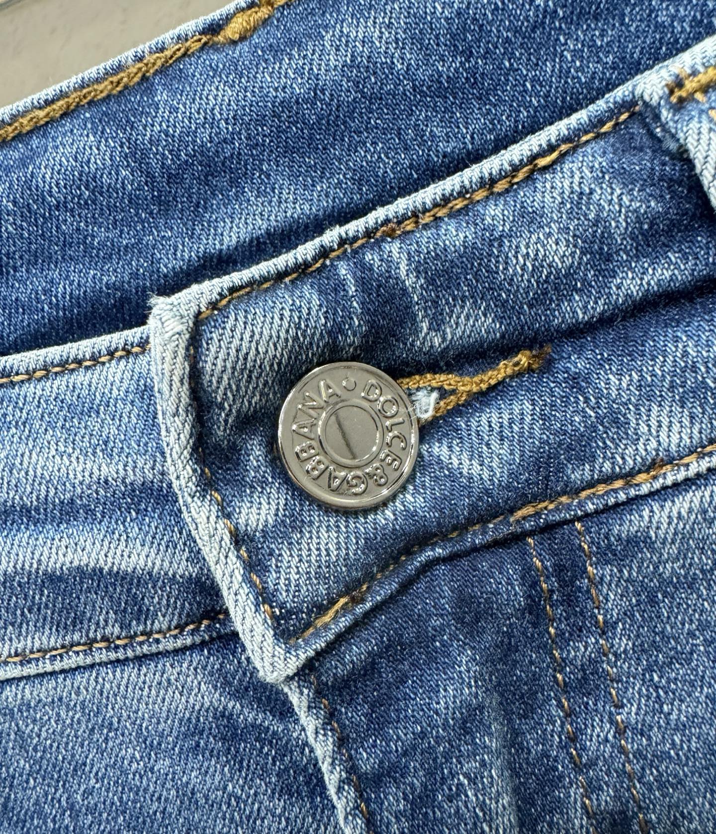 DG杜嘉班纳 专柜新品，原版牛仔裤 原版重工打造，品牌经典LOGO设计，三标齐全！原版五金辅料。专柜定制