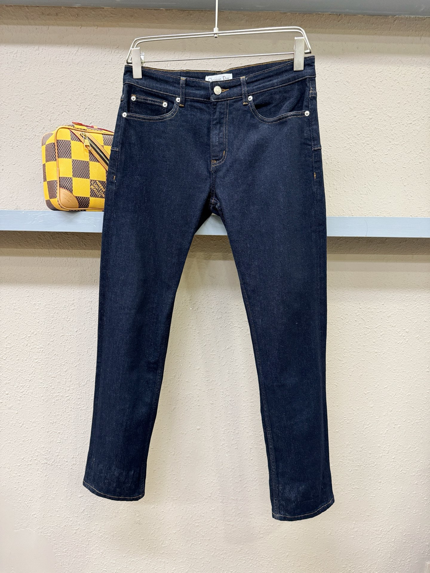 Dior迪奥 专柜新品，原版牛仔裤 原版重工打造，品牌经典LOGO设计，三标齐全！原版五金辅料。专柜定制