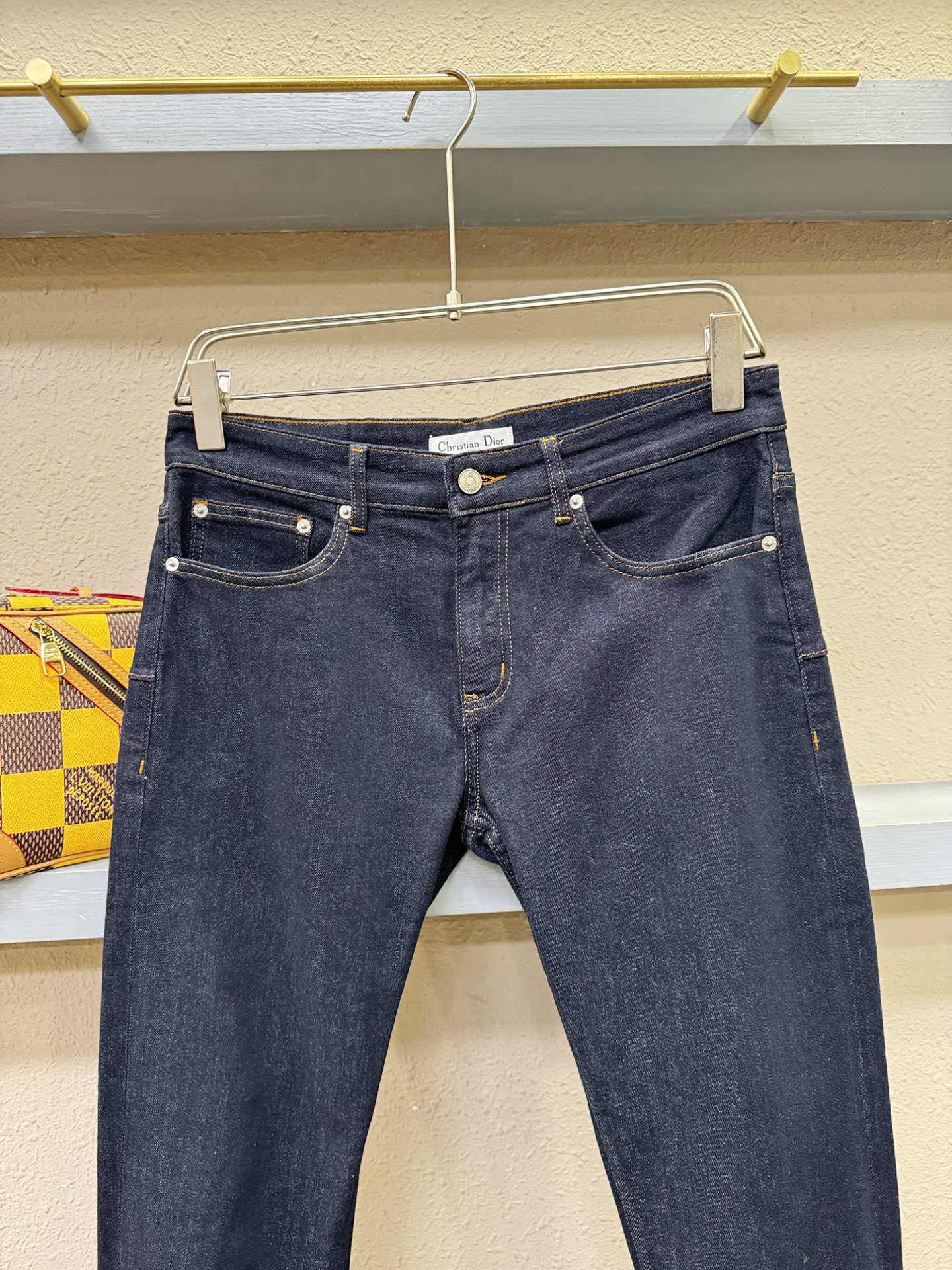 Dior迪奥 专柜新品，原版牛仔裤 原版重工打造，品牌经典LOGO设计，三标齐全！原版五金辅料。专柜定制