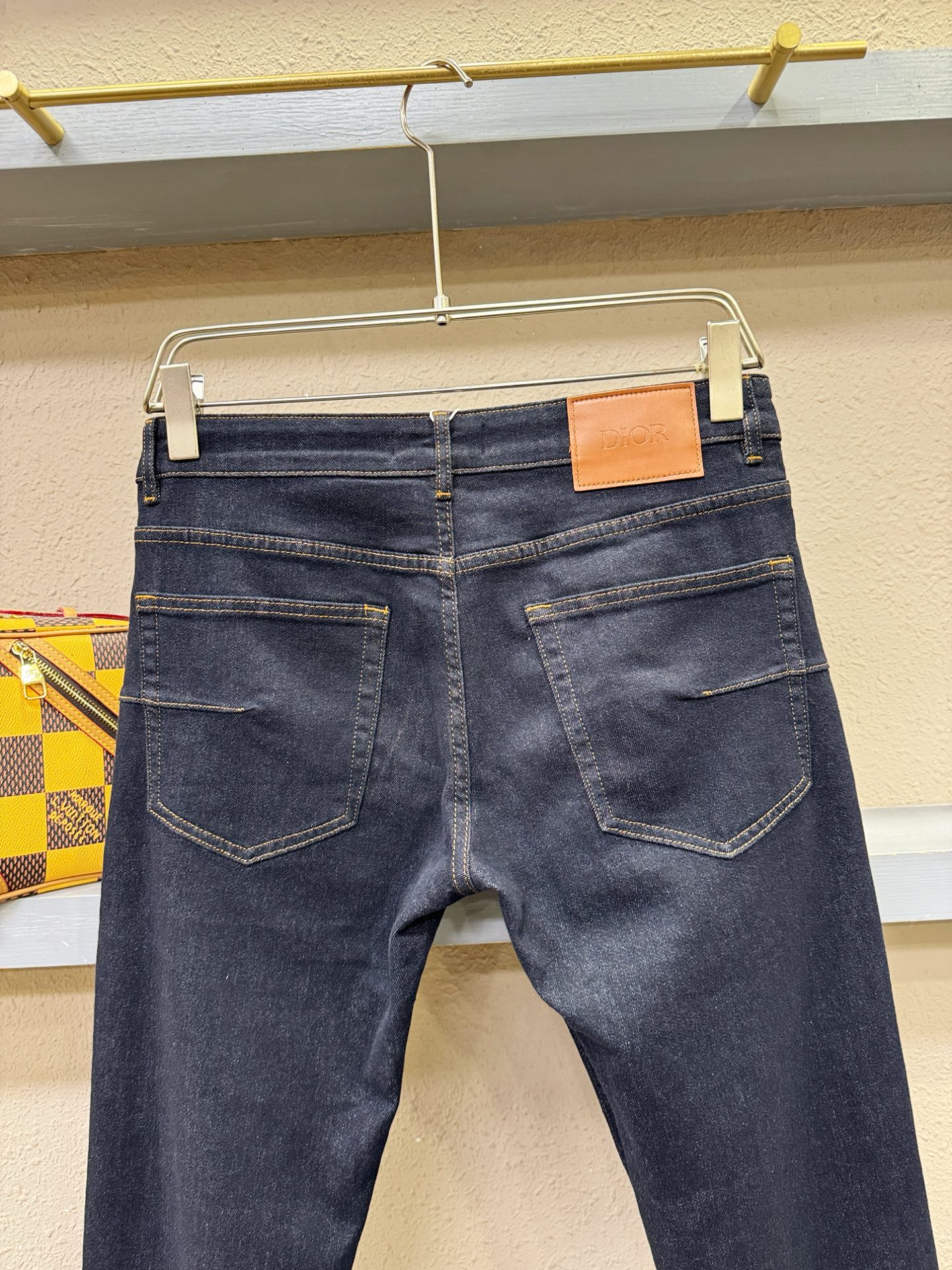 Dior迪奥 专柜新品，原版牛仔裤 原版重工打造，品牌经典LOGO设计，三标齐全！原版五金辅料。专柜定制