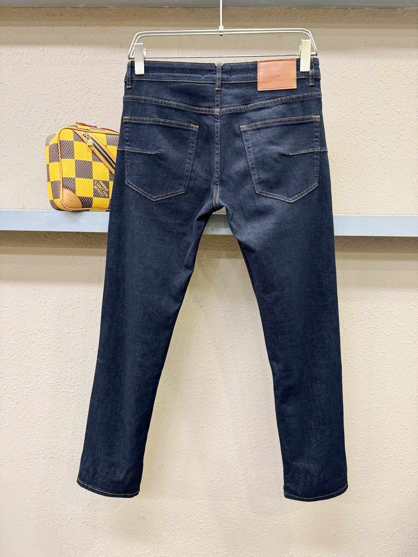 Dior迪奥 专柜新品，原版牛仔裤 原版重工打造，品牌经典LOGO设计，三标齐全！原版五金辅料。专柜定制