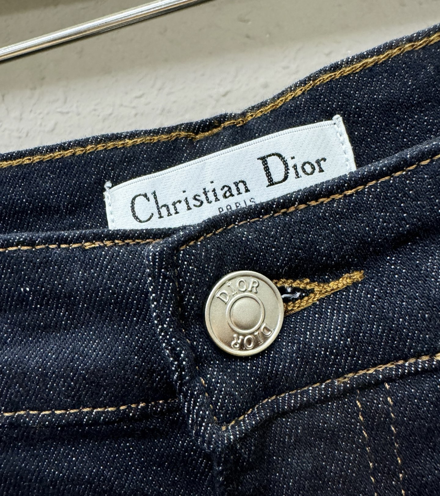 Dior迪奥 专柜新品，原版牛仔裤 原版重工打造，品牌经典LOGO设计，三标齐全！原版五金辅料。专柜定制