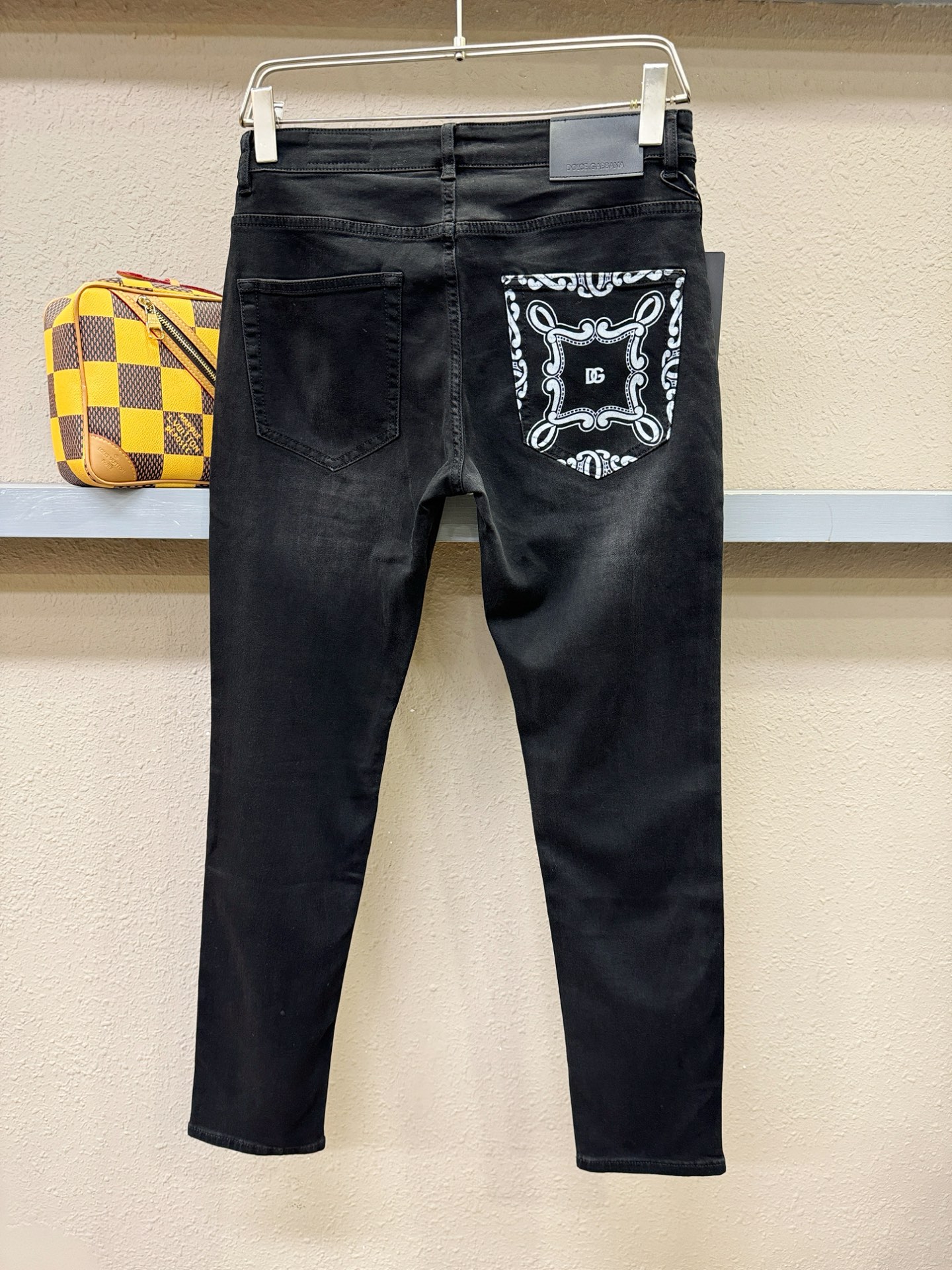 DG杜嘉班纳 专柜新品，原版牛仔裤 原版重工打造，品牌经典LOGO设计，三标齐全！原版五金辅料。专柜定制