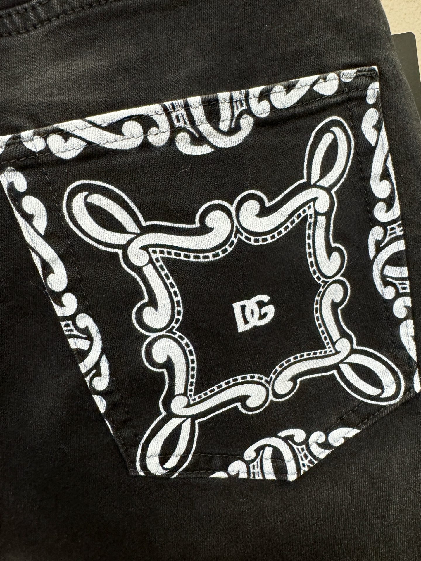 DG杜嘉班纳 专柜新品，原版牛仔裤 原版重工打造，品牌经典LOGO设计，三标齐全！原版五金辅料。专柜定制