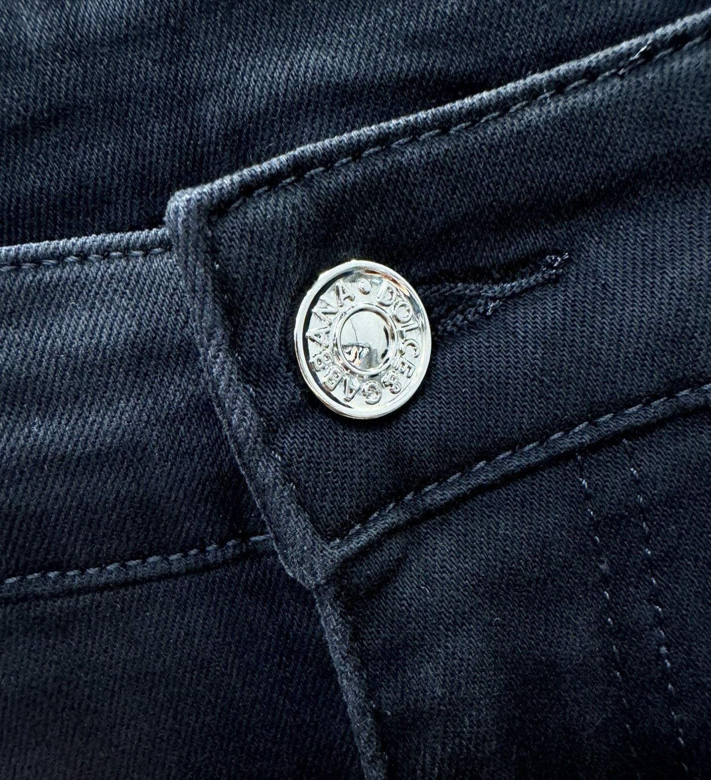 DG杜嘉班纳 专柜新品，原版牛仔裤 原版重工打造，品牌经典LOGO设计，三标齐全！原版五金辅料。专柜定制