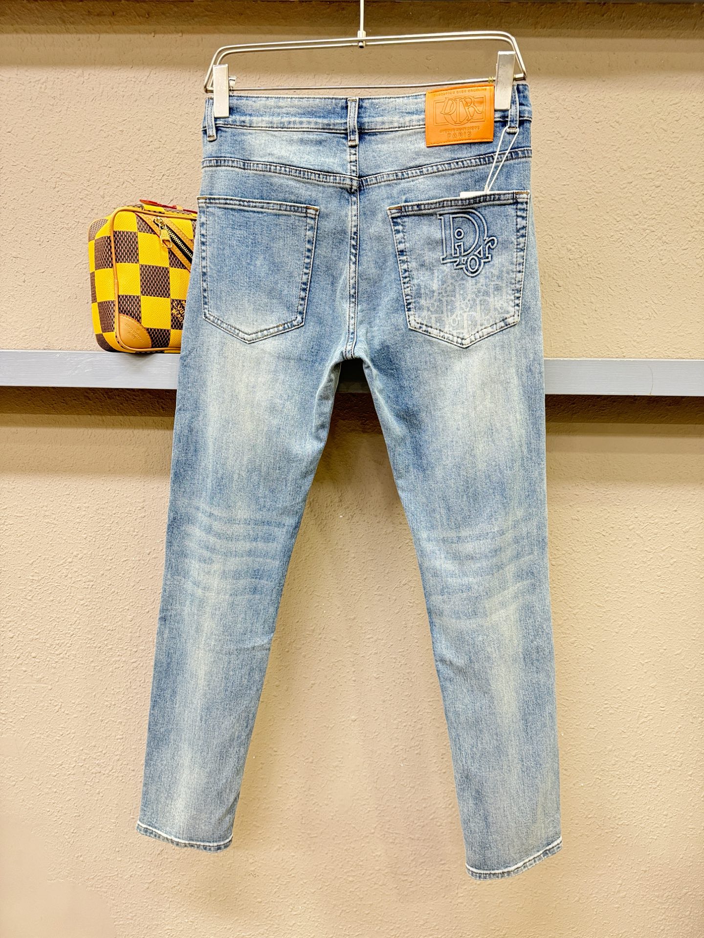 Dior迪奥 专柜新品，原版牛仔裤 原版重工打造，品牌经典LOGO设计，三标齐全！原版五金辅料。专柜定制