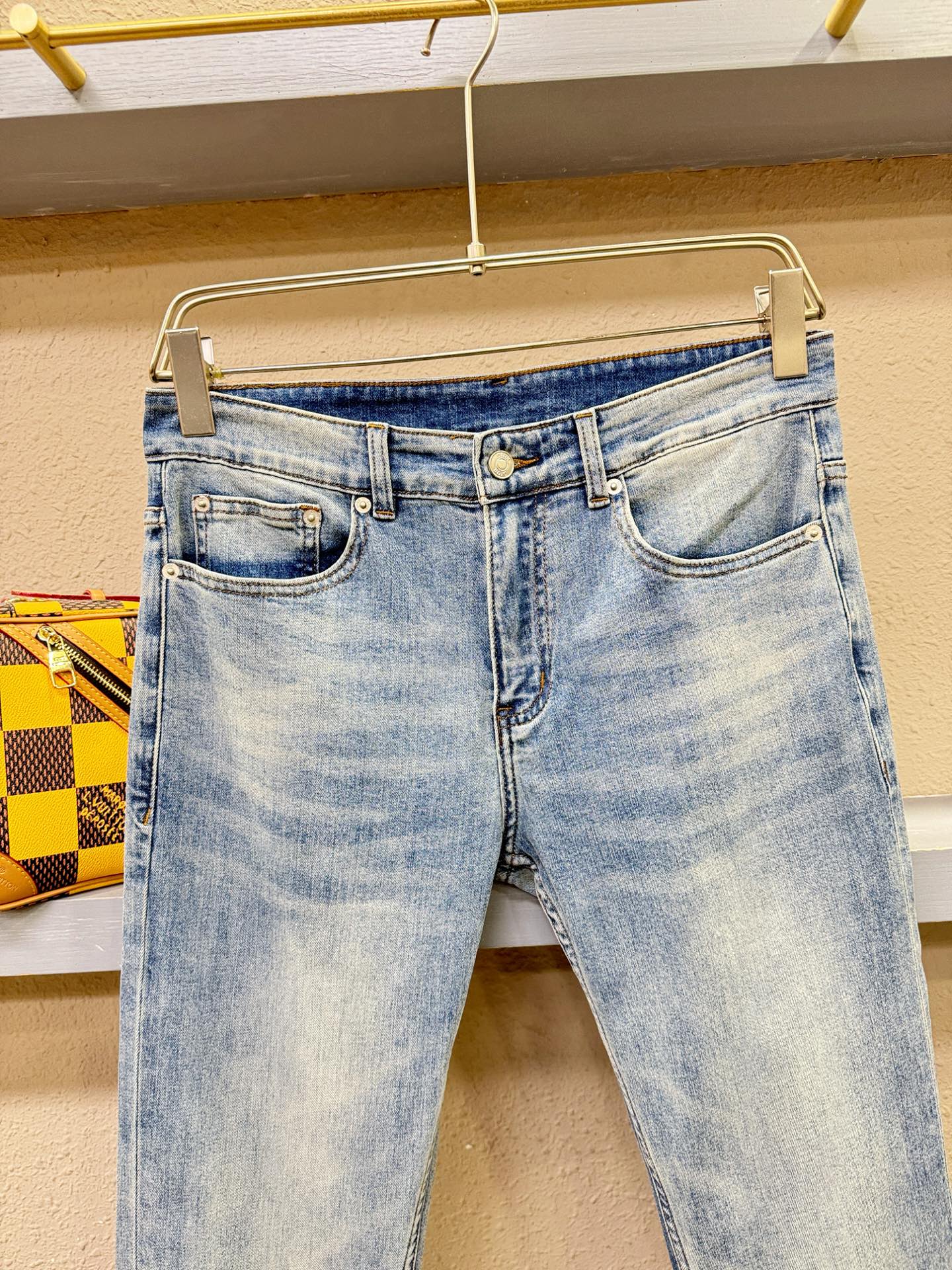 Dior迪奥 专柜新品，原版牛仔裤 原版重工打造，品牌经典LOGO设计，三标齐全！原版五金辅料。专柜定制