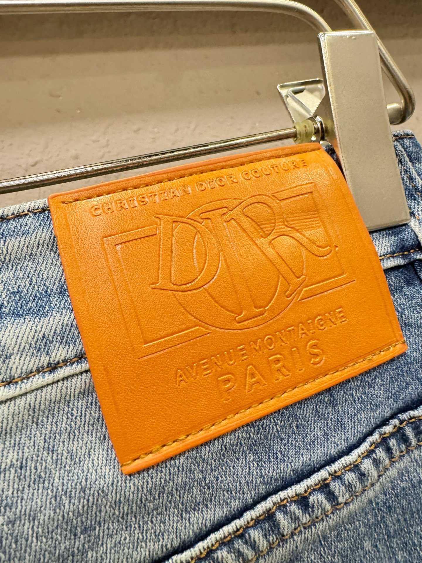 Dior迪奥 专柜新品，原版牛仔裤 原版重工打造，品牌经典LOGO设计，三标齐全！原版五金辅料。专柜定制
