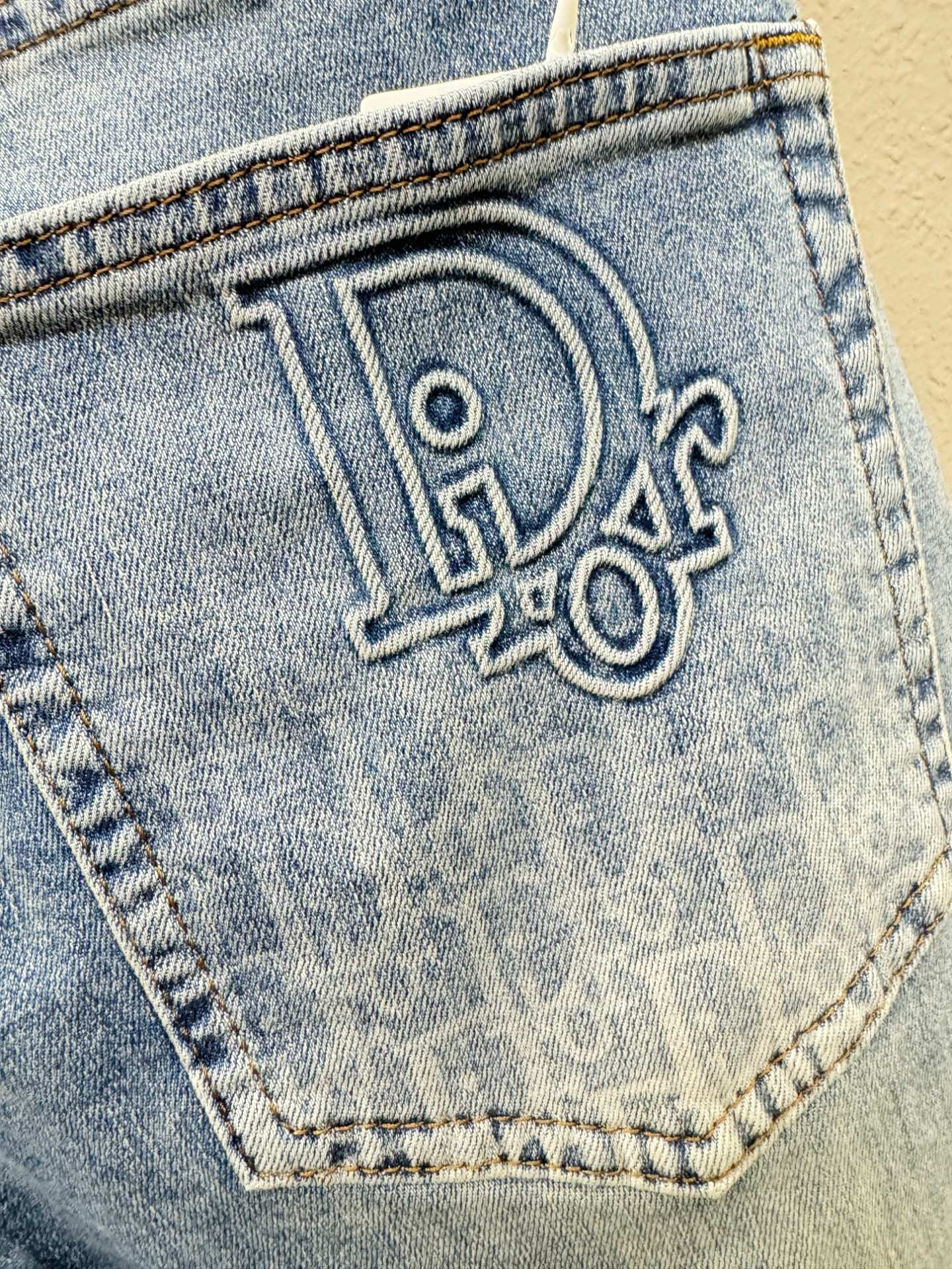 Dior迪奥 专柜新品，原版牛仔裤 原版重工打造，品牌经典LOGO设计，三标齐全！原版五金辅料。专柜定制