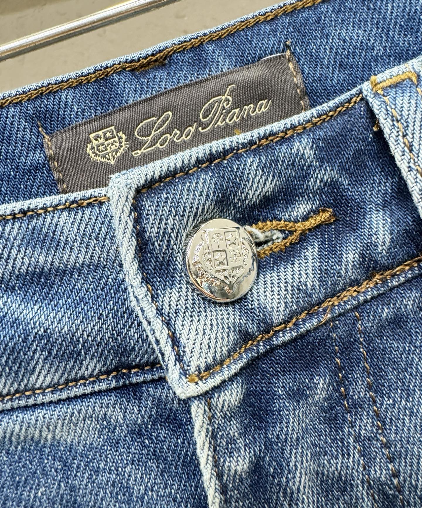Loro Piana诺悠翩雅 专柜新品，原版牛仔裤 原版重工打造，品牌经典LOGO设计，三标齐全！原版五