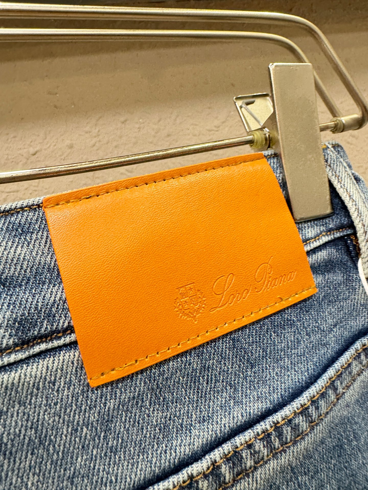 Loro Piana诺悠翩雅 专柜新品，原版牛仔裤 原版重工打造，品牌经典LOGO设计，三标齐全！原版五