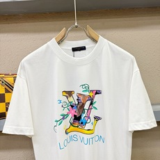(最大可穿200斤) LV路易威登 2026新款短袖T恤!男女同款!走秀图案时尚休闲短袖T恤衫!设计lo (最大可穿200斤) LV路易威登 2026新款短袖T恤!男女同款!走秀图案时尚休闲短袖T恤衫!设计lo