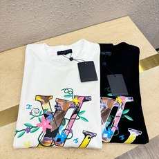 (最大可穿200斤) LV路易威登 2026新款短袖T恤!男女同款!走秀图案时尚休闲短袖T恤衫!设计lo (最大可穿200斤) LV路易威登 2026新款短袖T恤!男女同款!走秀图案时尚休闲短袖T恤衫!设计lo
