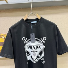 (最大可穿200斤) PRADA普拉达 2026新款短袖T恤!男女同款!走秀图案时尚休闲短袖T恤衫!设 (最大可穿200斤) PRADA普拉达 2026新款短袖T恤!男女同款!走秀图案时尚休闲短袖T恤衫!设