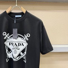 (最大可穿200斤) PRADA普拉达 2026新款短袖T恤!男女同款!走秀图案时尚休闲短袖T恤衫!设 (最大可穿200斤) PRADA普拉达 2026新款短袖T恤!男女同款!走秀图案时尚休闲短袖T恤衫!设