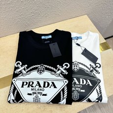 (最大可穿200斤) PRADA普拉达 2026新款短袖T恤!男女同款!走秀图案时尚休闲短袖T恤衫!设 (最大可穿200斤) PRADA普拉达 2026新款短袖T恤!男女同款!走秀图案时尚休闲短袖T恤衫!设