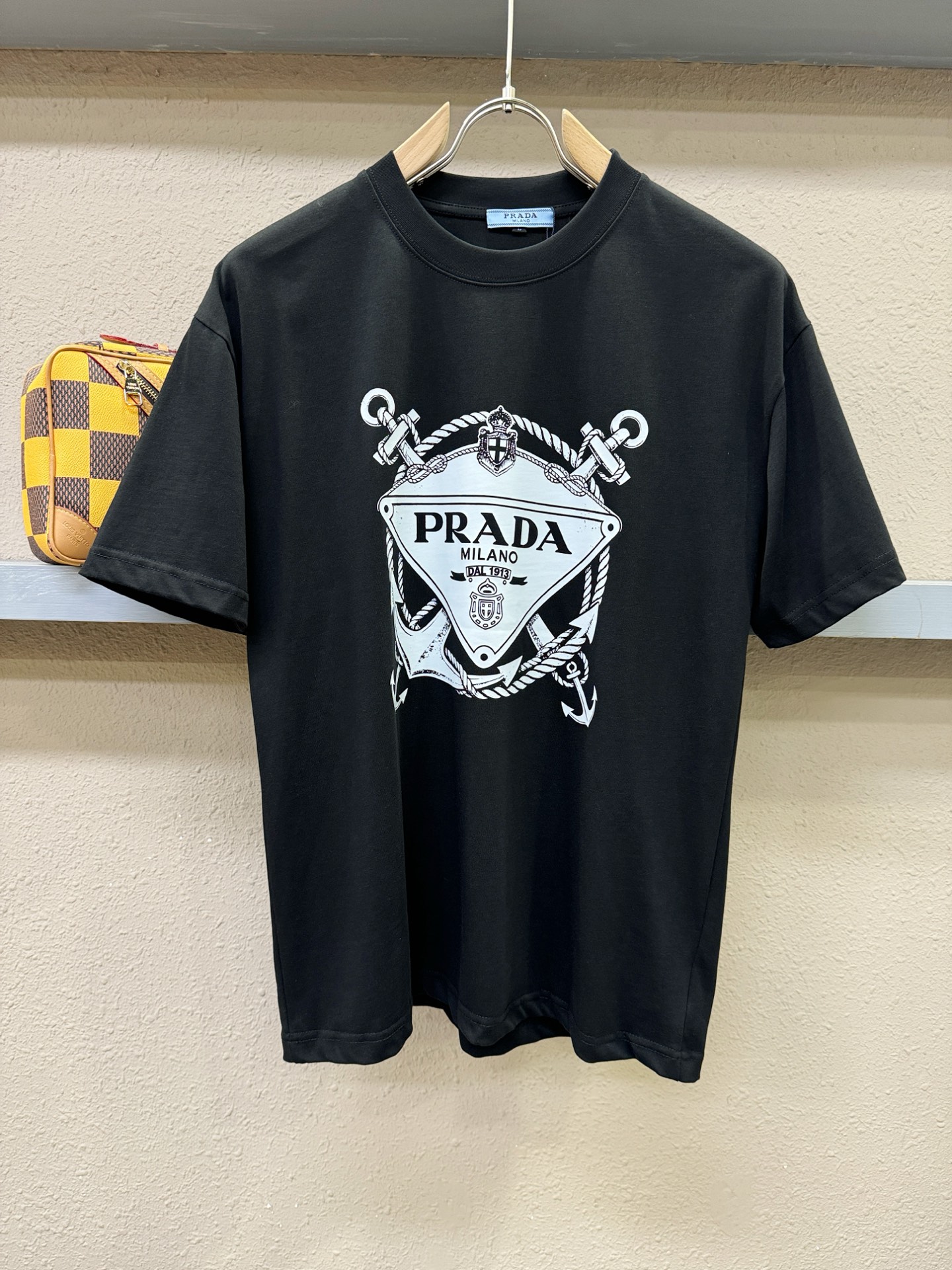 (最大可穿200斤) PRADA普拉达  2026新款短袖T恤！男女同款！走秀图案时尚休闲短袖T恤衫！设