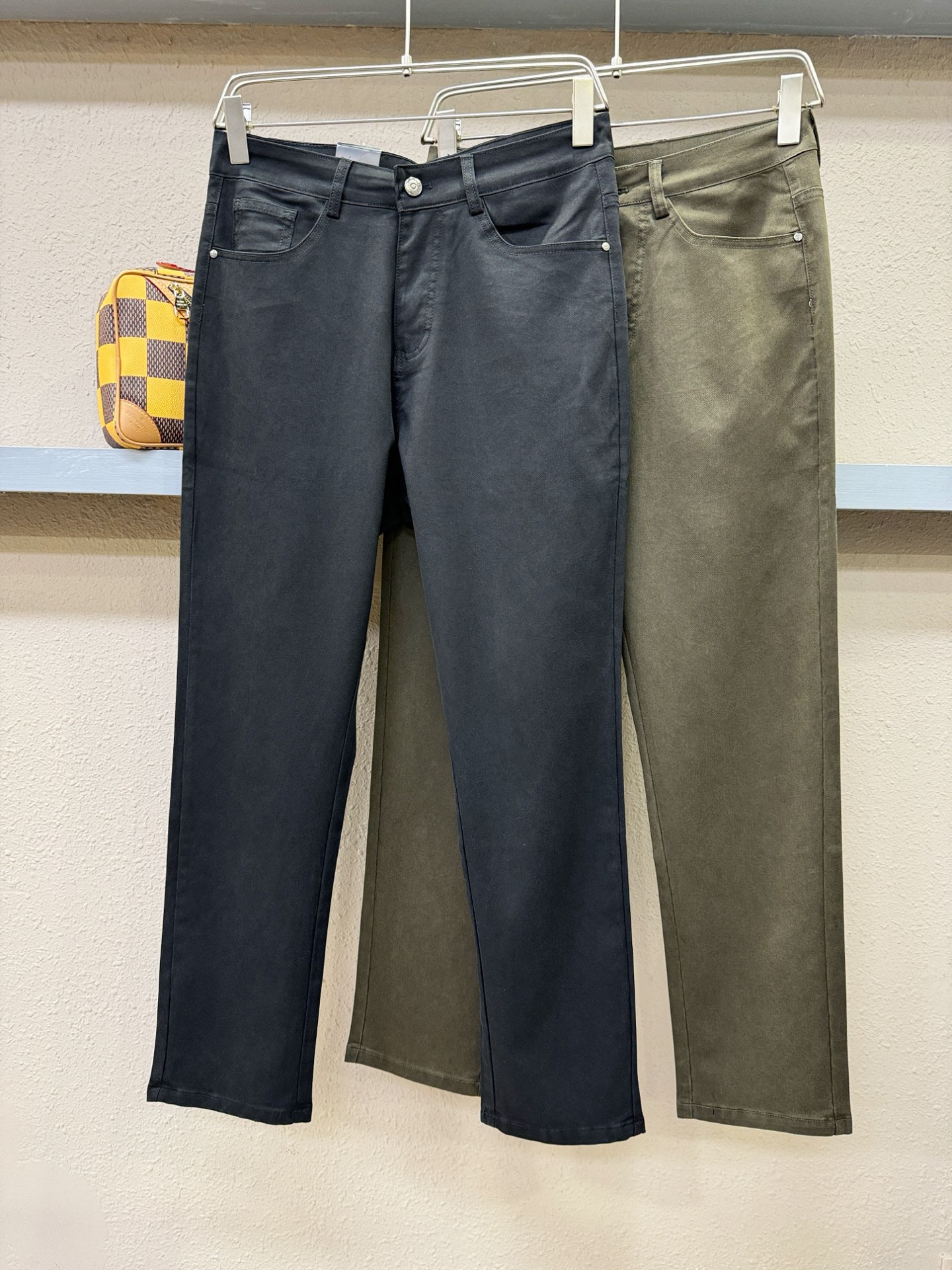 Armani 阿玛尼 2026新款休闲裤，精选面料，柔软舒适有质感，原版五金配件，非常炫酷，细节处理精致