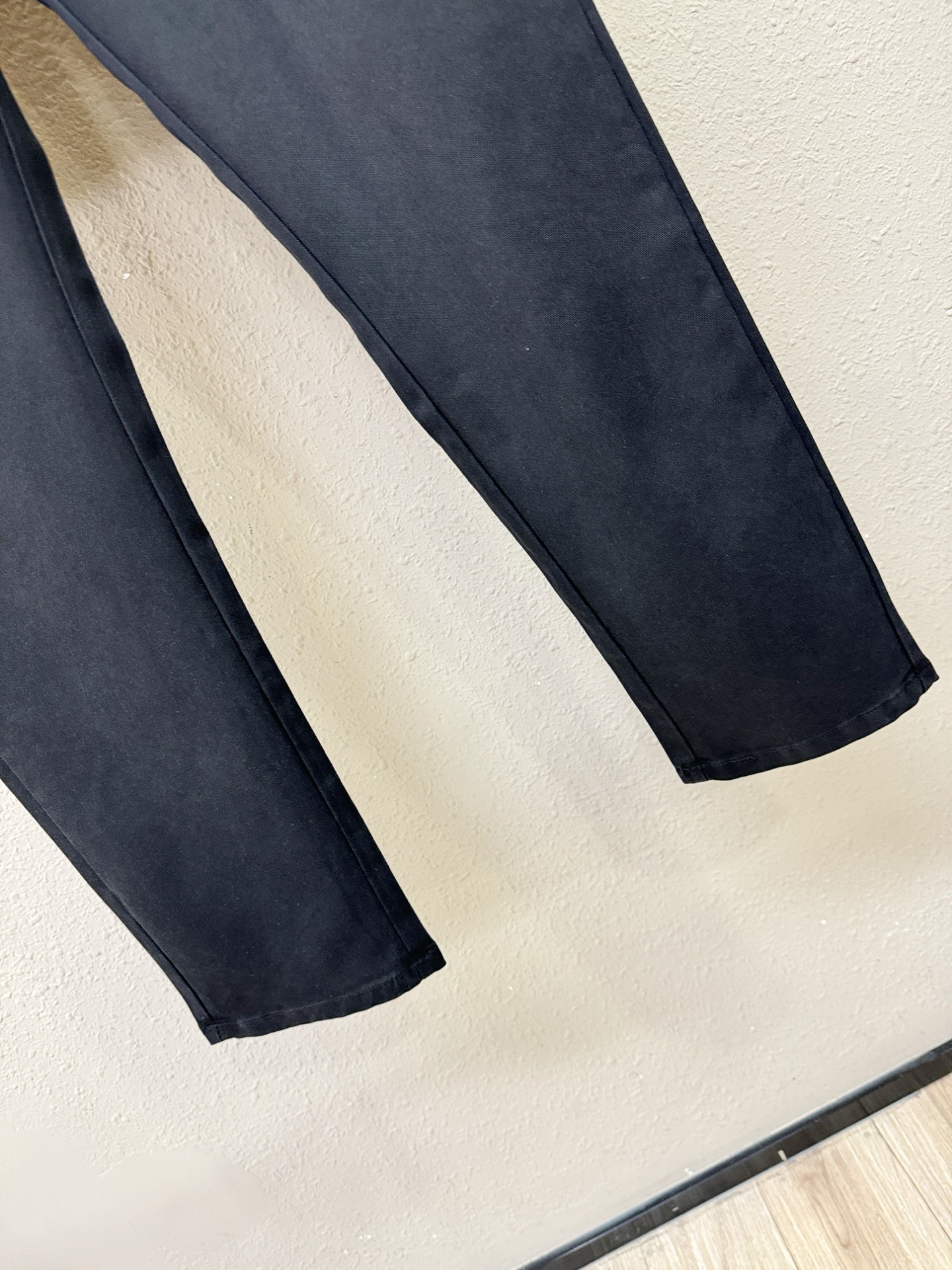 Armani 阿玛尼 2026新款休闲裤，精选面料，柔软舒适有质感，原版五金配件，非常炫酷，细节处理精致