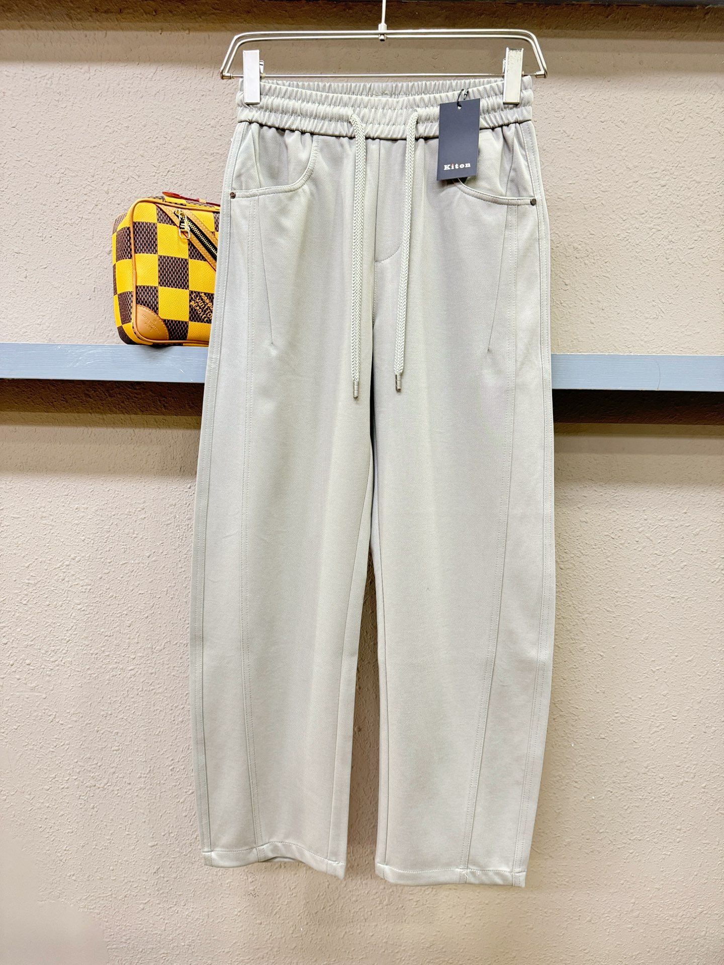 KITON 2026新款休闲裤，精选面料，柔软舒适有质感，原版五金配件，非常炫酷，细节处理精致，上身效果