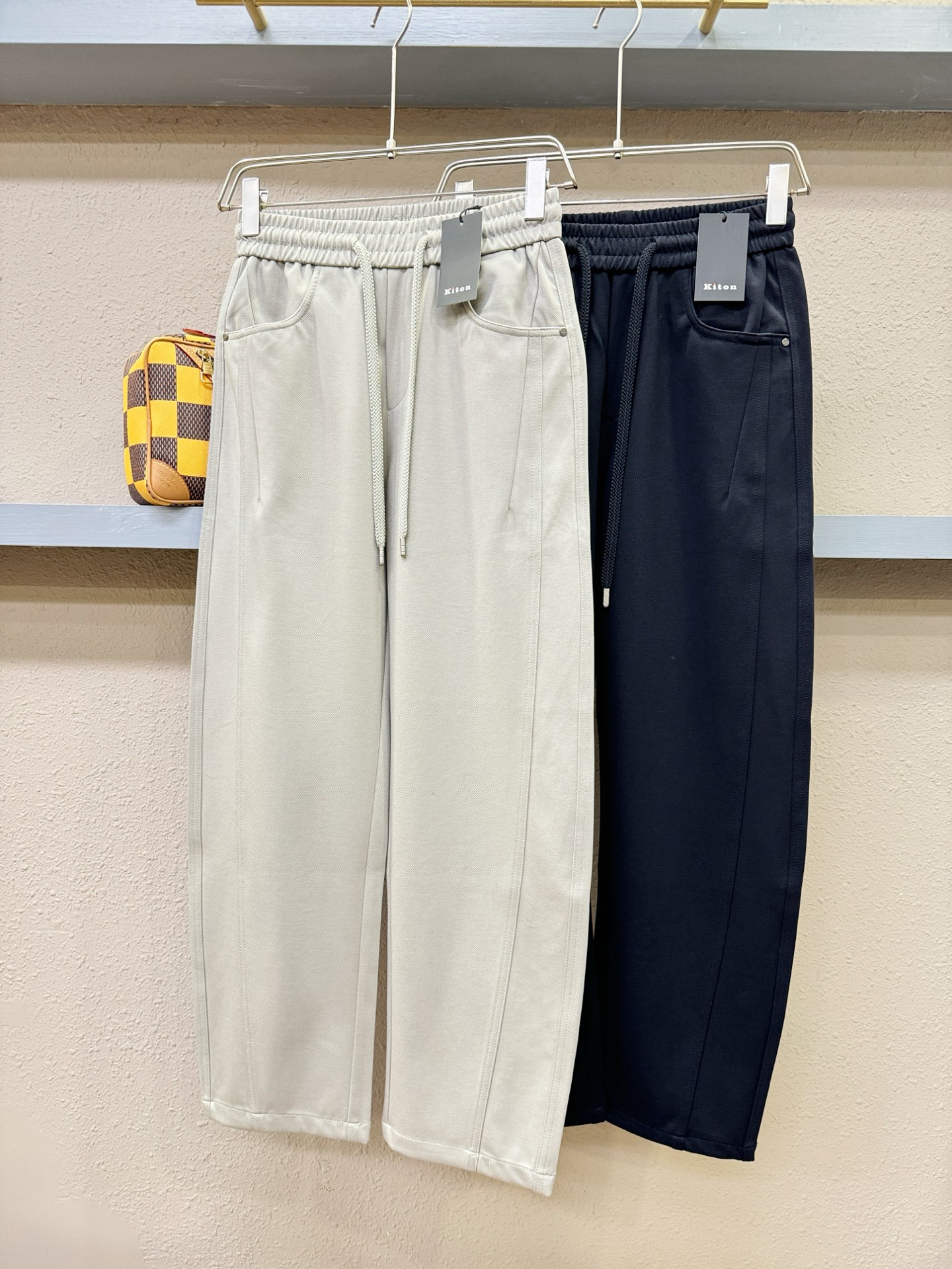 KITON 2026新款休闲裤，精选面料，柔软舒适有质感，原版五金配件，非常炫酷，细节处理精致，上身效果