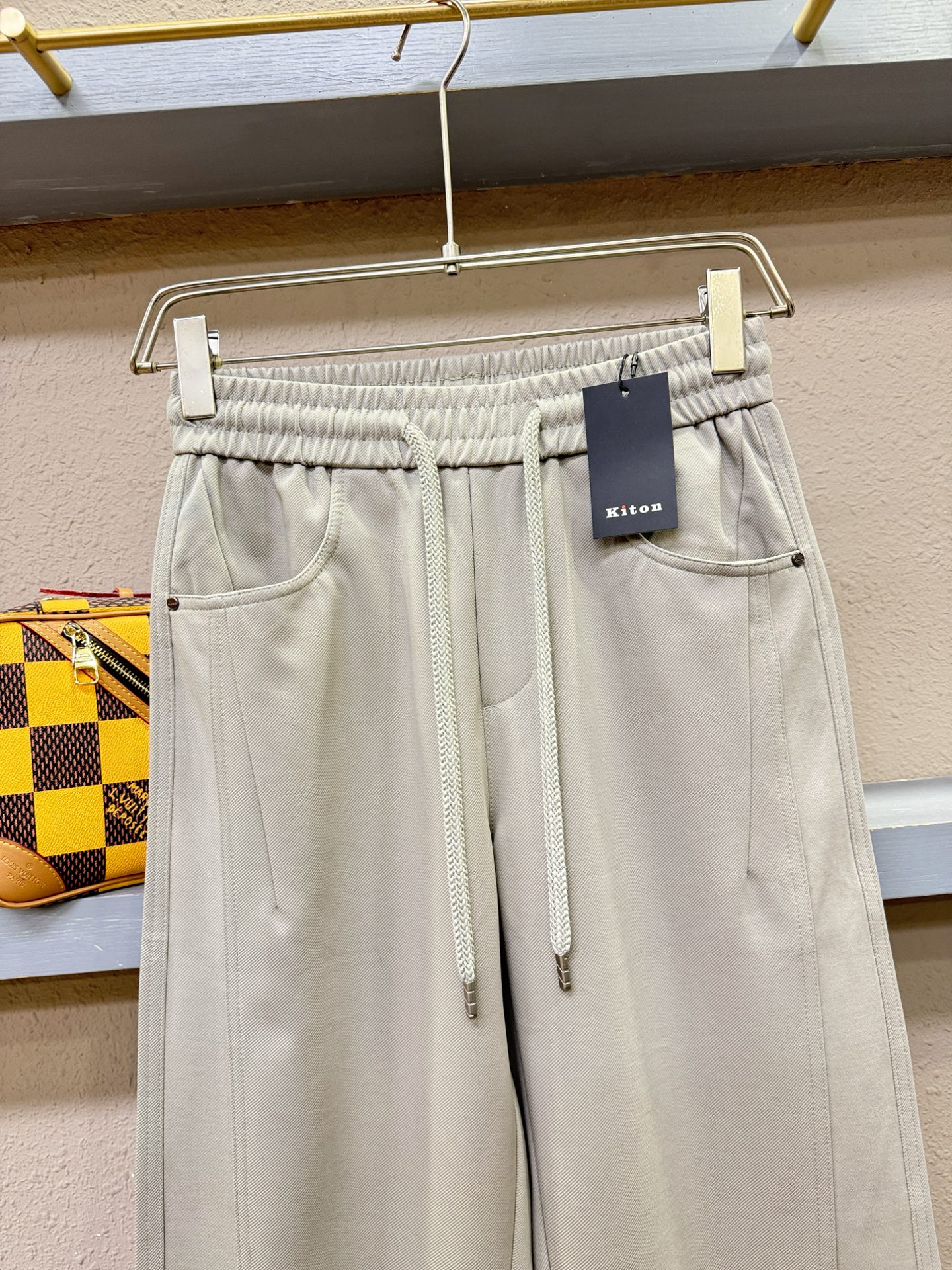 KITON 2026新款休闲裤，精选面料，柔软舒适有质感，原版五金配件，非常炫酷，细节处理精致，上身效果