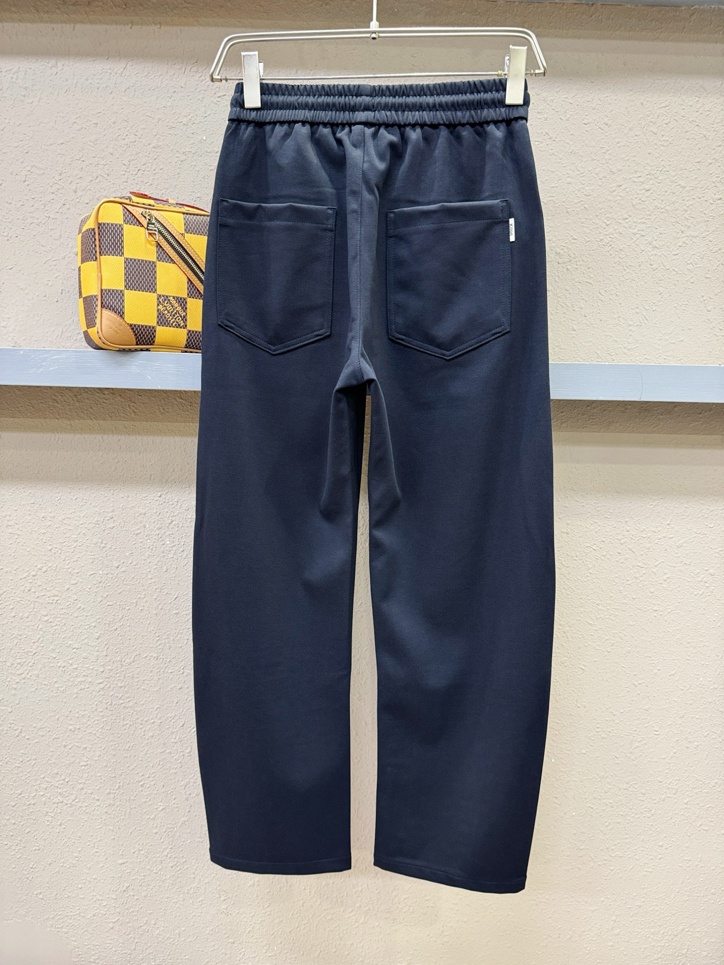 KITON 2026新款休闲裤，精选面料，柔软舒适有质感，原版五金配件，非常炫酷，细节处理精致，上身效果