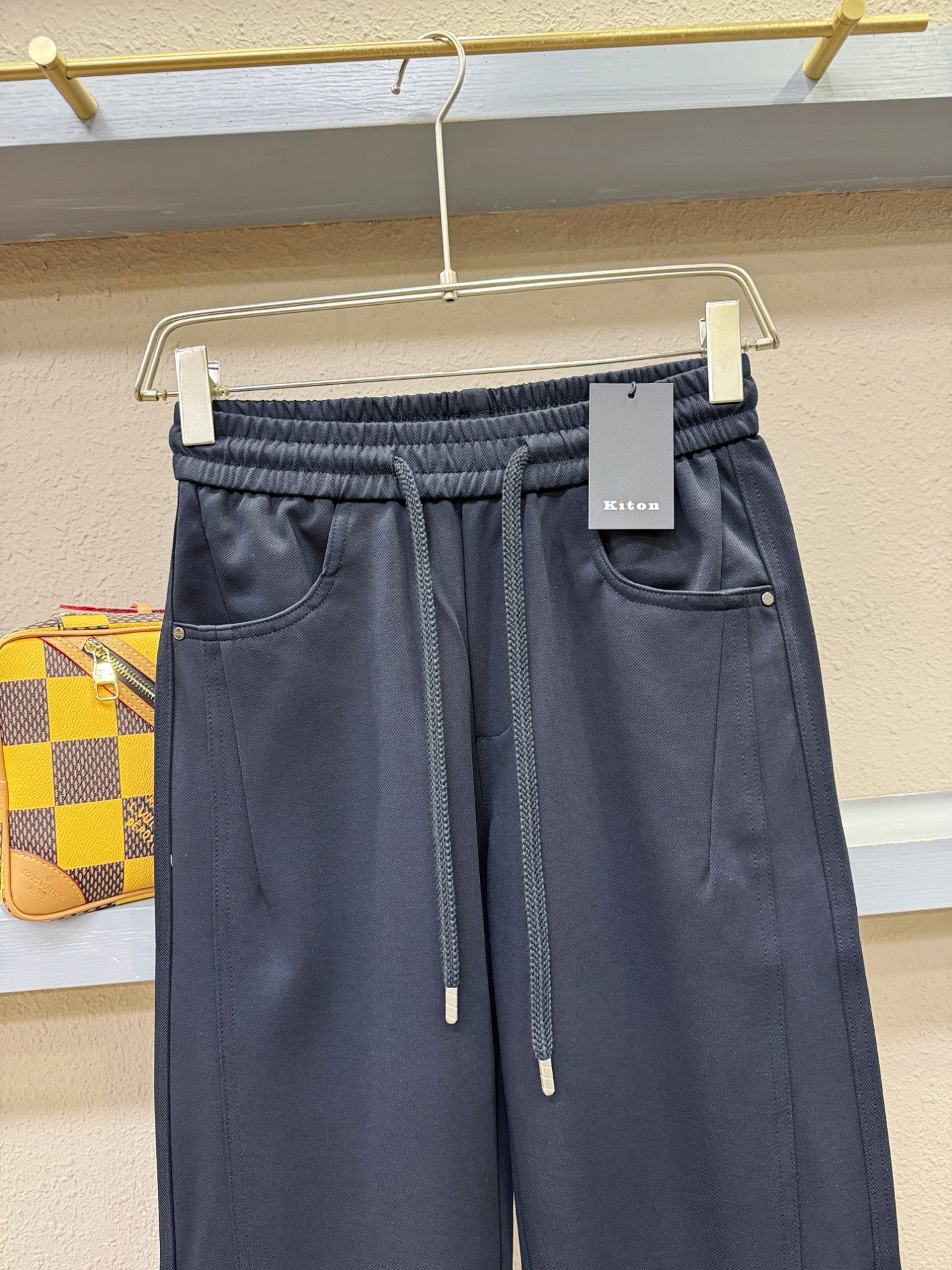 KITON 2026新款休闲裤，精选面料，柔软舒适有质感，原版五金配件，非常炫酷，细节处理精致，上身效果