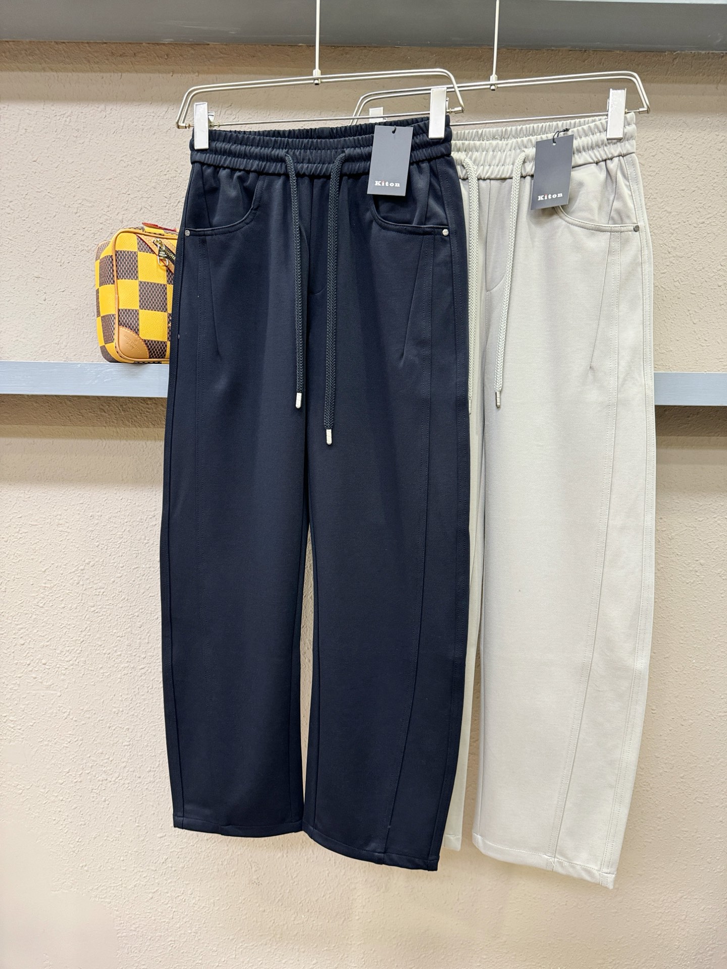 KITON 2026新款休闲裤，精选面料，柔软舒适有质感，原版五金配件，非常炫酷，细节处理精致，上身效果