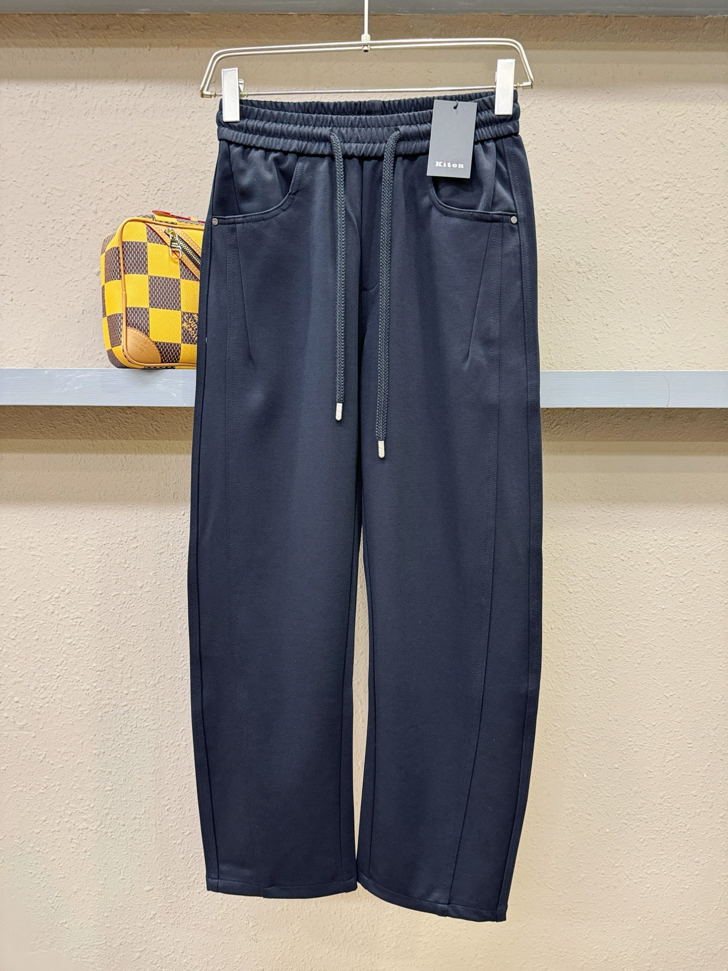 KITON 2026新款休闲裤，精选面料，柔软舒适有质感，原版五金配件，非常炫酷，细节处理精致，上身效果