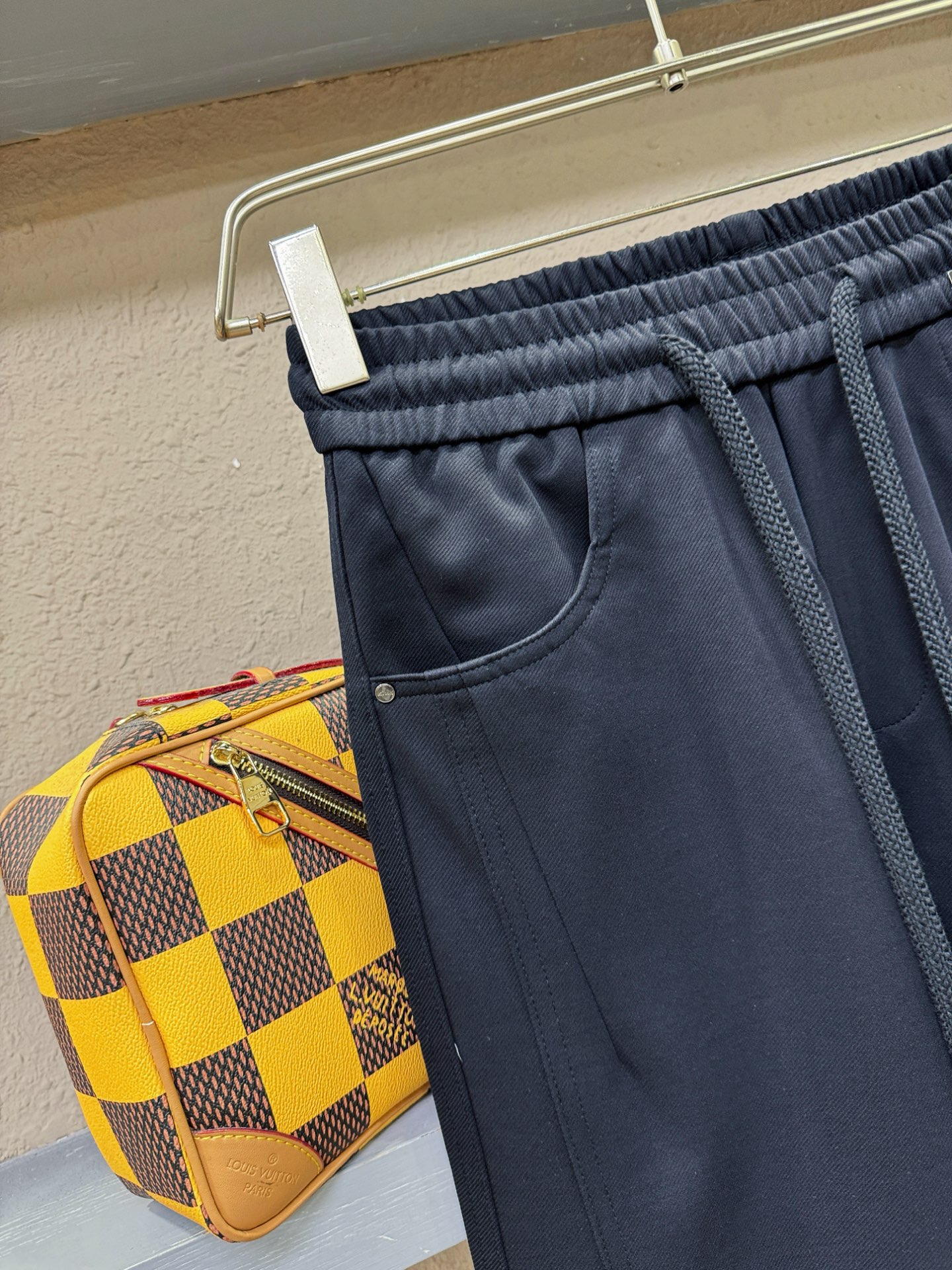 KITON 2026新款休闲裤，精选面料，柔软舒适有质感，原版五金配件，非常炫酷，细节处理精致，上身效果