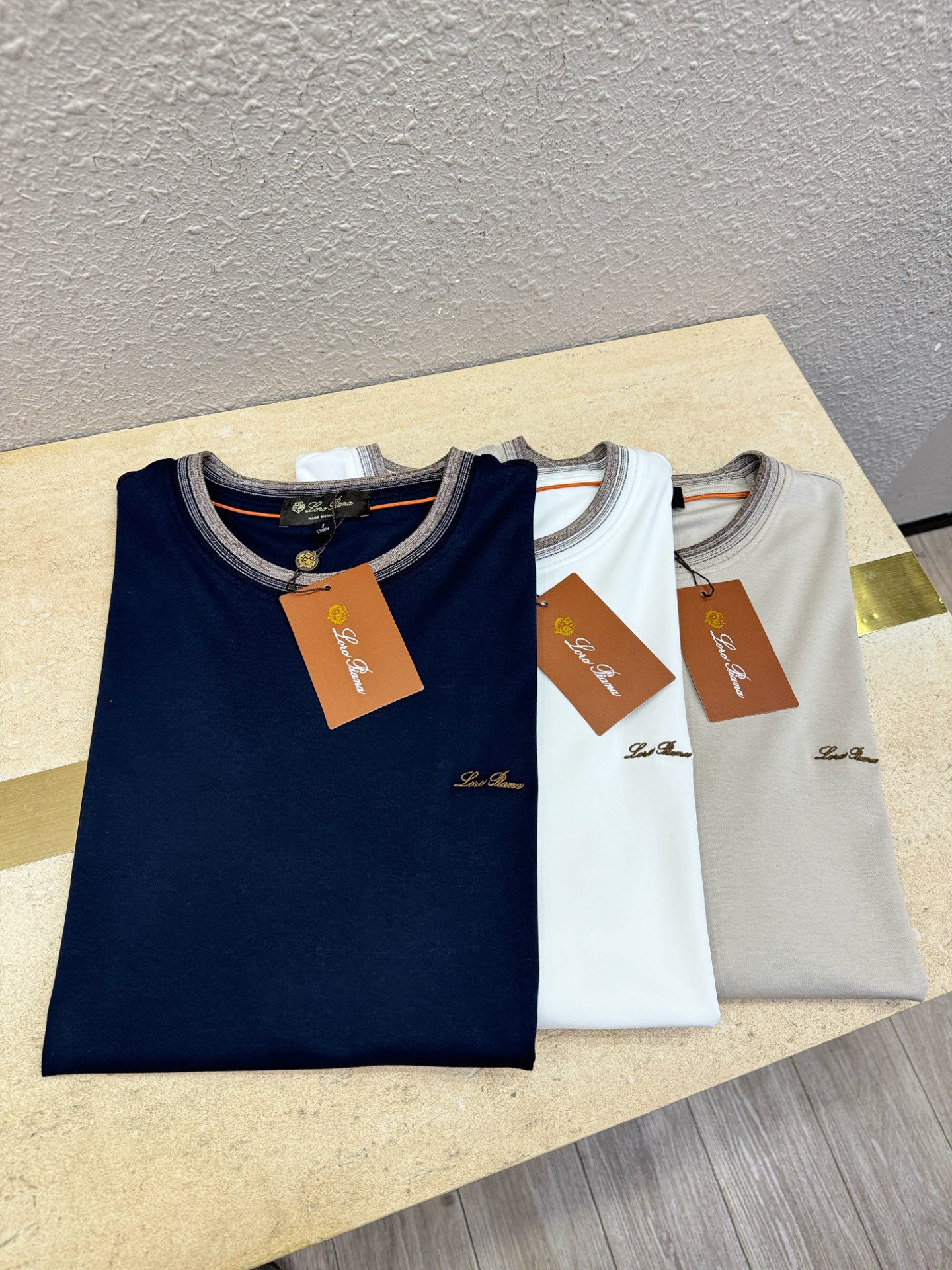 Loro Piana诺悠翩雅 顶级品质 2026新品短袖！原版定制面料，手感柔软。顶级进口私货，时尚设计