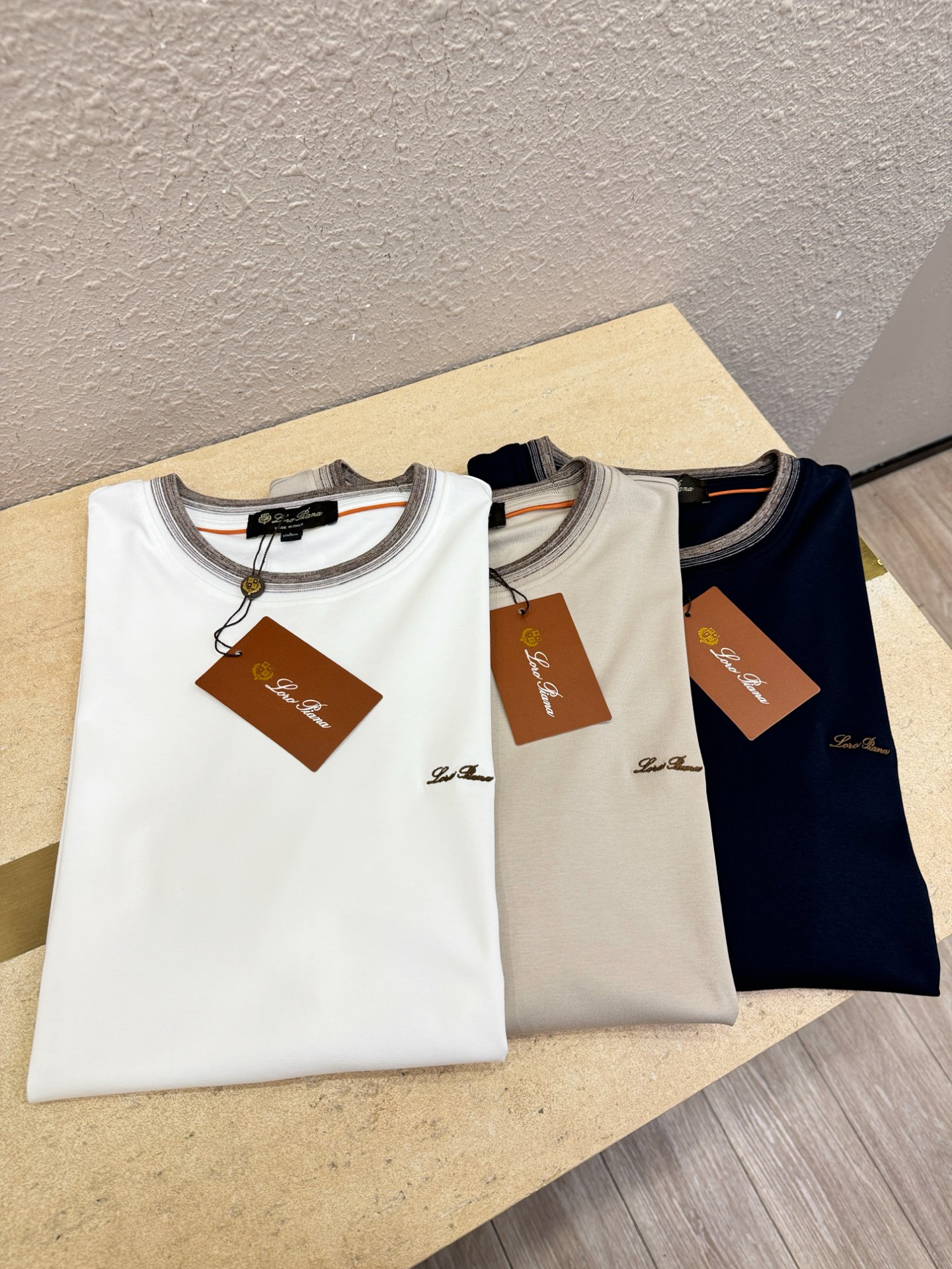 Loro Piana诺悠翩雅 顶级品质 2026新品短袖！原版定制面料，手感柔软。顶级进口私货，时尚设计