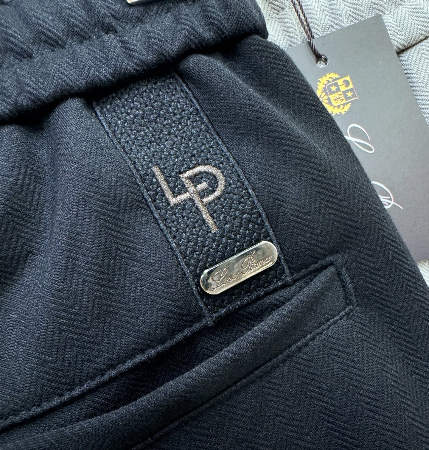 Loro Piana诺悠翩雅 2026新款休闲裤，精选面料，柔软舒适有质感，原版五金配件，非常炫酷，细节
