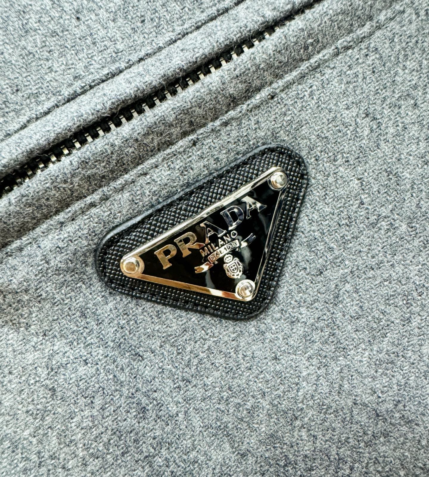 PRADA 普拉达 秋冬新款毛呢外套，超A原单外套！甄选顶级羊毛呢子面料打造。搭配经典Logo设计，高端典雅！官网原版五
