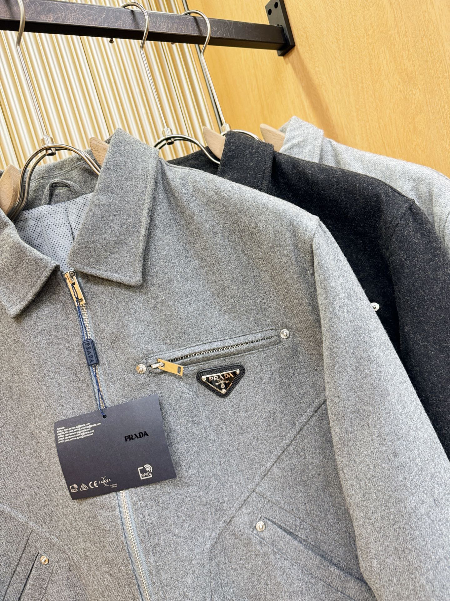 PRADA 普拉达 秋冬新款毛呢外套，超A原单外套！甄选顶级羊毛呢子面料打造。搭配经典Logo设计，高端典雅！官网原版五