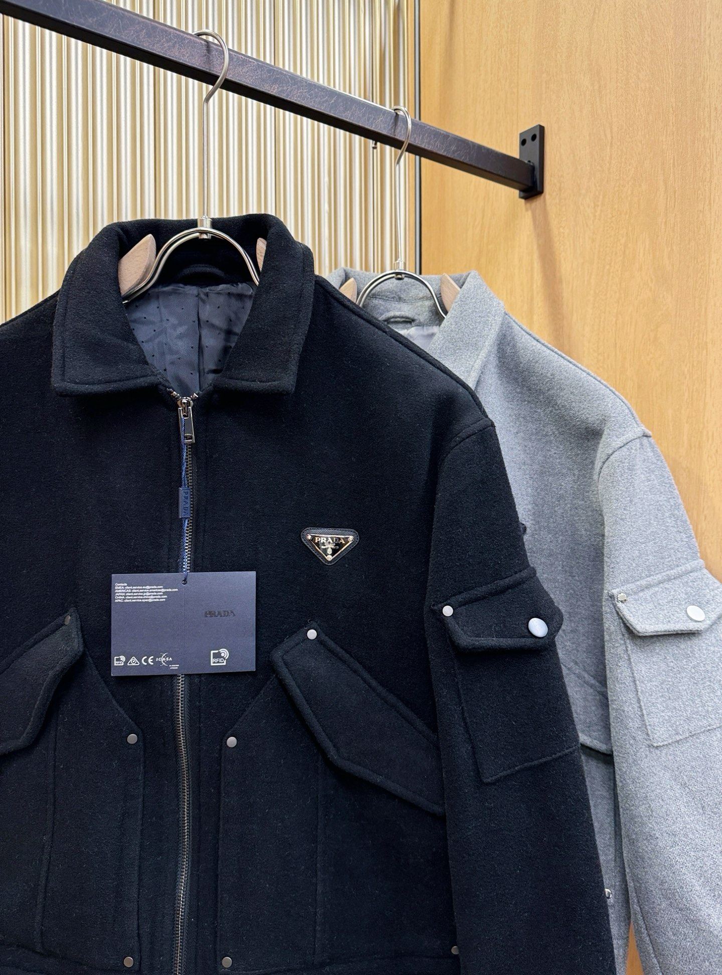 PRADA 普拉达 秋冬新款毛呢外套，超A原单外套！甄选顶级羊毛呢子面料打造。搭配经典Logo设计，高端典雅！官网原版五