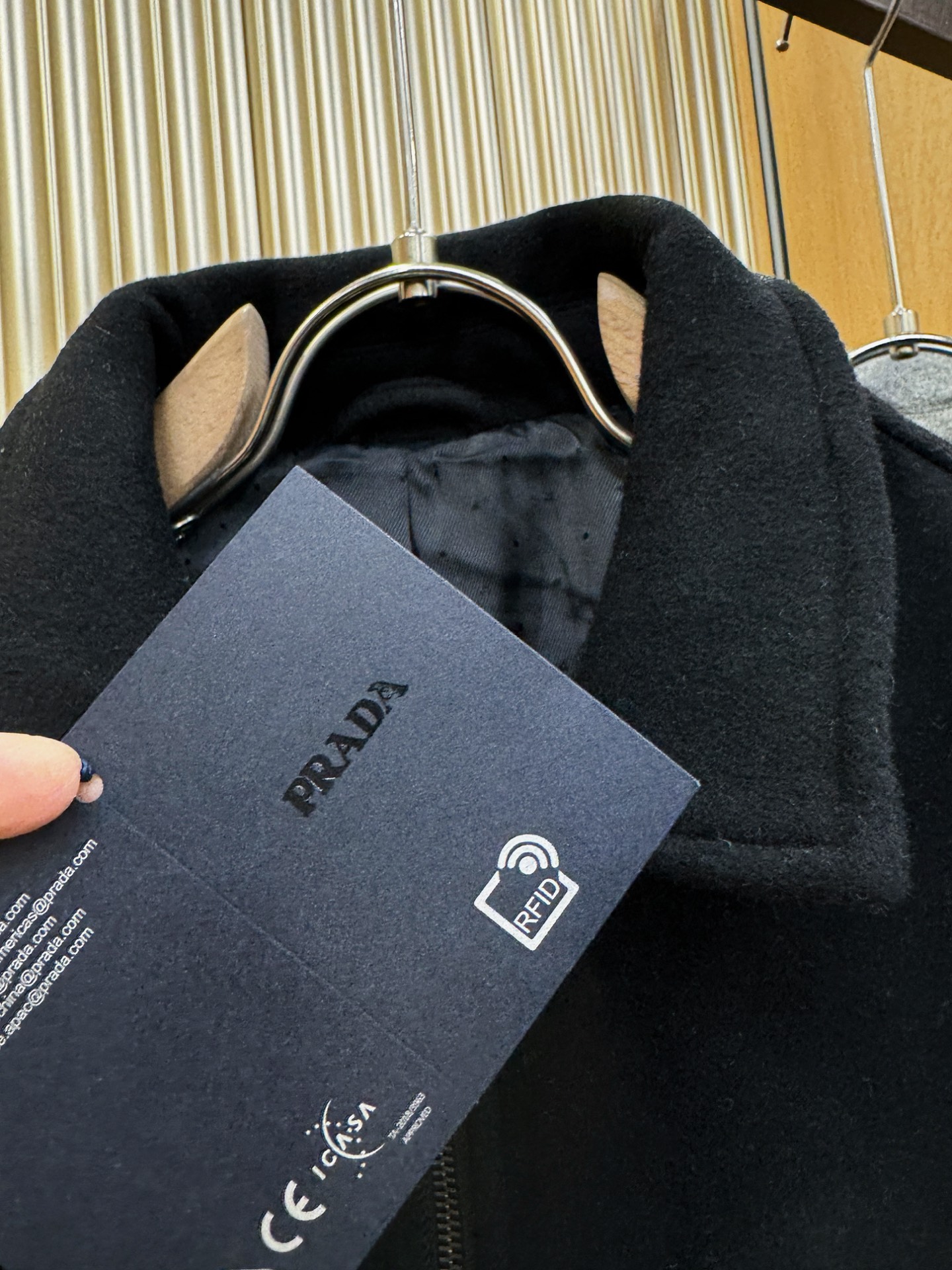 PRADA 普拉达 秋冬新款毛呢外套，超A原单外套！甄选顶级羊毛呢子面料打造。搭配经典Logo设计，高端典雅！官网原版五