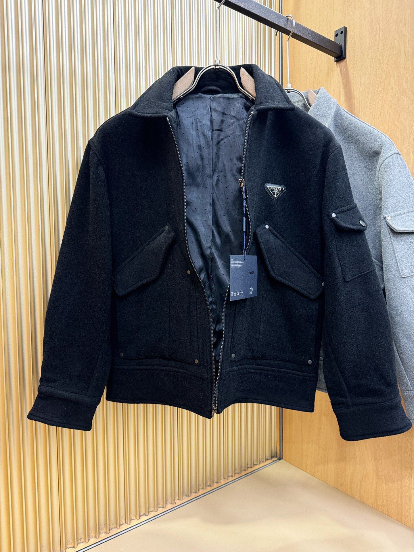 PRADA 普拉达 秋冬新款毛呢外套，超A原单外套！甄选顶级羊毛呢子面料打造。搭配经典Logo设计，高端典雅！官网原版五