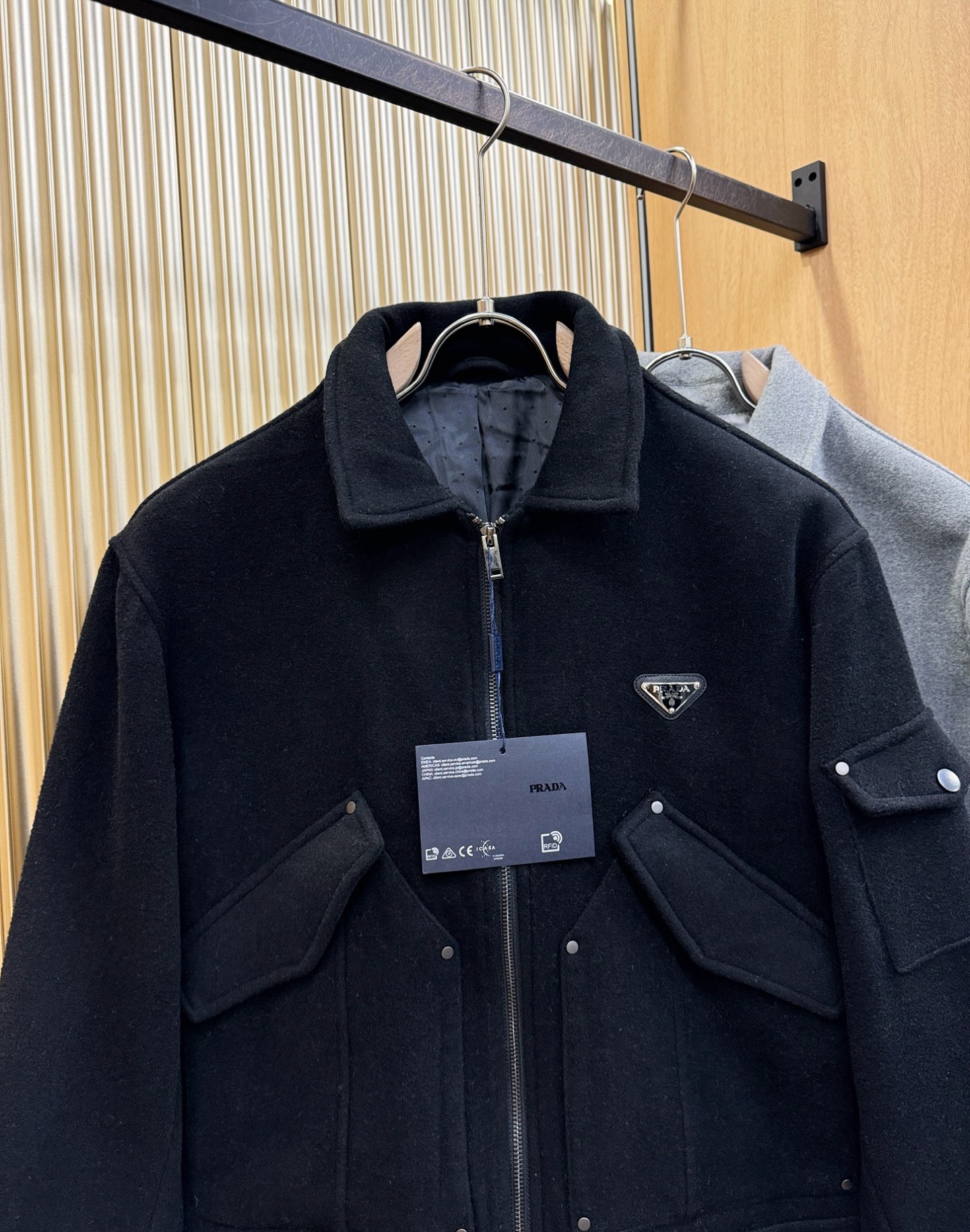 PRADA 普拉达 秋冬新款毛呢外套，超A原单外套！甄选顶级羊毛呢子面料打造。搭配经典Logo设计，高端典雅！官网原版五
