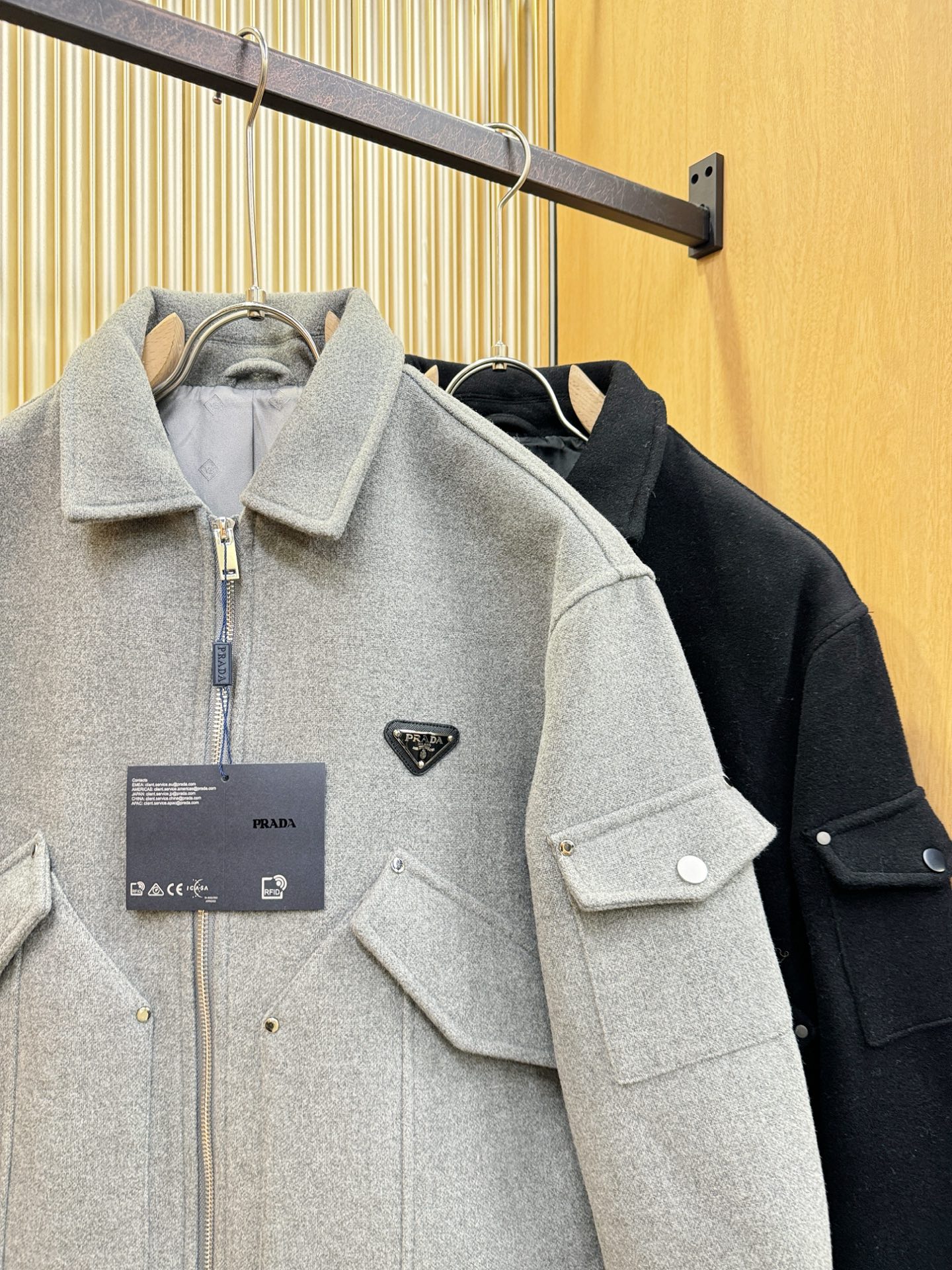 PRADA 普拉达 秋冬新款毛呢外套，超A原单外套！甄选顶级羊毛呢子面料打造。搭配经典Logo设计，高端典雅！官网原版五
