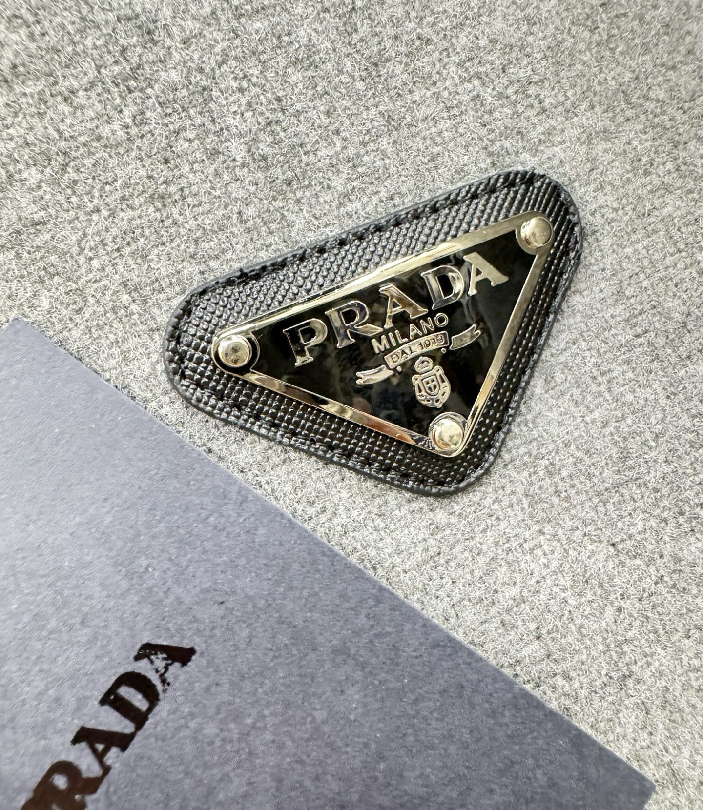 PRADA 普拉达 秋冬新款毛呢外套，超A原单外套！甄选顶级羊毛呢子面料打造。搭配经典Logo设计，高端典雅！官网原版五