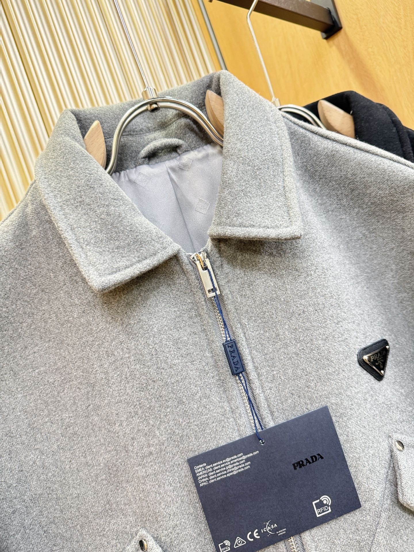 PRADA 普拉达 秋冬新款毛呢外套，超A原单外套！甄选顶级羊毛呢子面料打造。搭配经典Logo设计，高端典雅！官网原版五