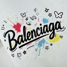 Balenciaga巴黎世家 2026新款短袖T恤!男女同款!走秀图案时尚休闲短袖T恤衫!设计logo设计!极具设计精选 Balenciaga巴黎世家 2026新款短袖T恤!男女同款!走秀图案时尚休闲短袖T恤衫!设计logo设计!极具设计精选