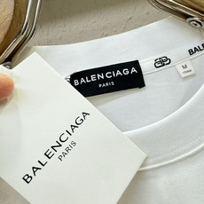 Balenciaga巴黎世家 2026新款短袖T恤!男女同款!走秀图案时尚休闲短袖T恤衫!设计logo设计!极具设计精选 Balenciaga巴黎世家 2026新款短袖T恤!男女同款!走秀图案时尚休闲短袖T恤衫!设计logo设计!极具设计精选